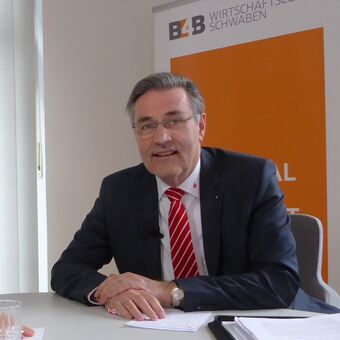 Redakteurin Rebecca Weingarten mit Horst Schönfeld, Vorstand Kreissparkasse Augsburg. Foto: B4B WIRTSCHAFTSLEBEN SCHWABEN