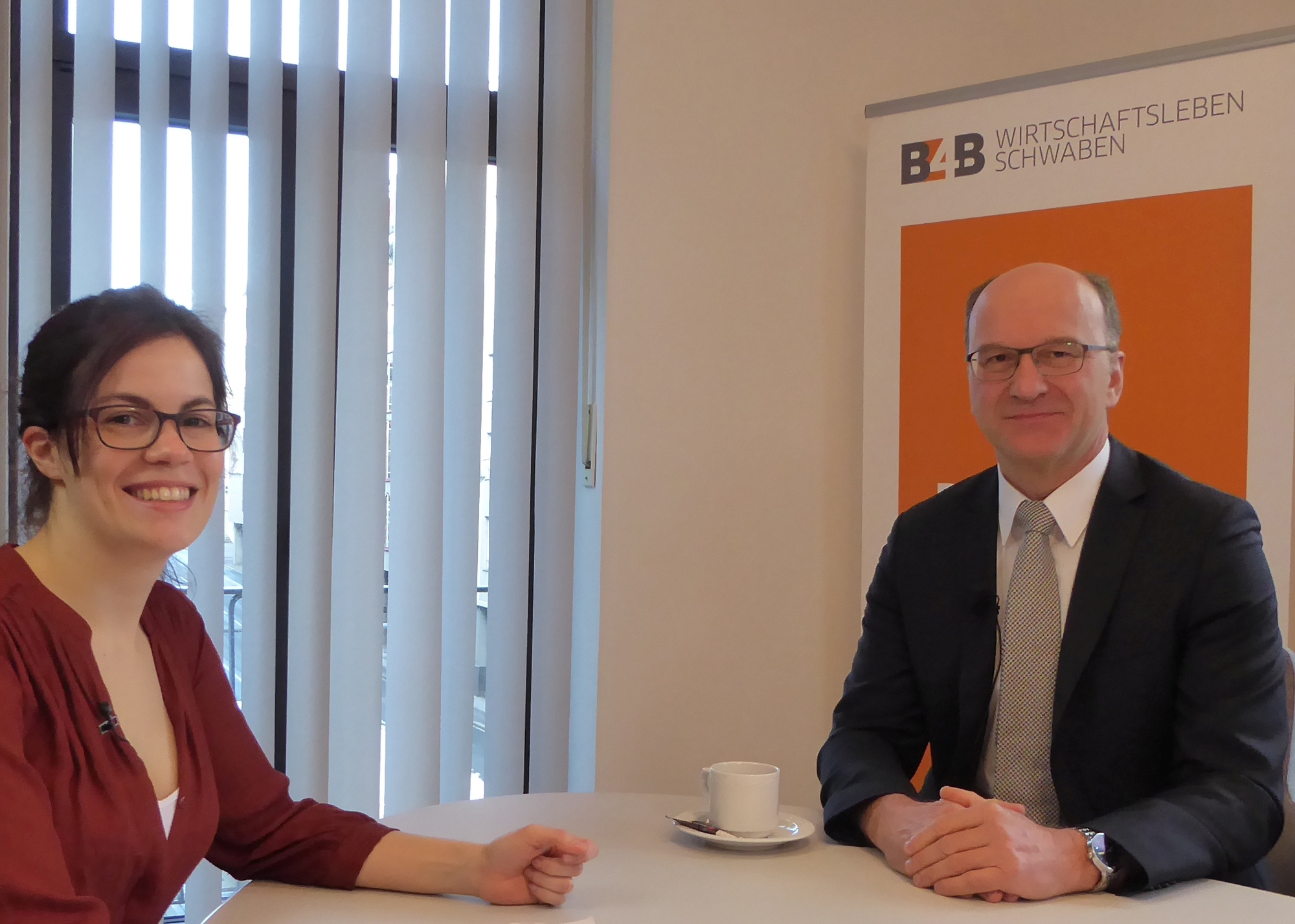 Karl Bayerle (r.) im Interview mit unserer Redakteurin Rebecca Weingarten. Foto: B4B WIRTSCHAFTSLEBEN SCHWABEN