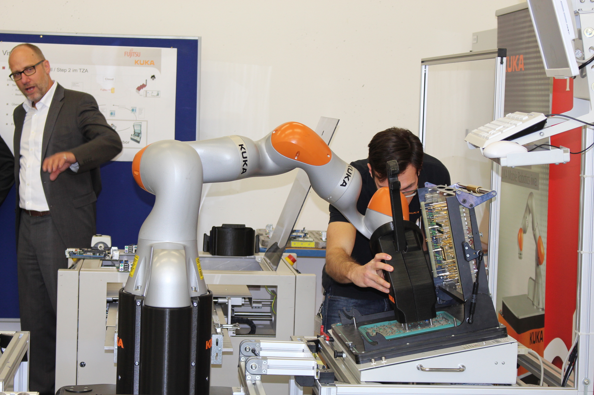 Zusammenarbeit zwischen Mensch und Maschine. Foto: Iris Zeilnhofer/B4B WIRTSCHAFTSLEBEN SCHWABEN