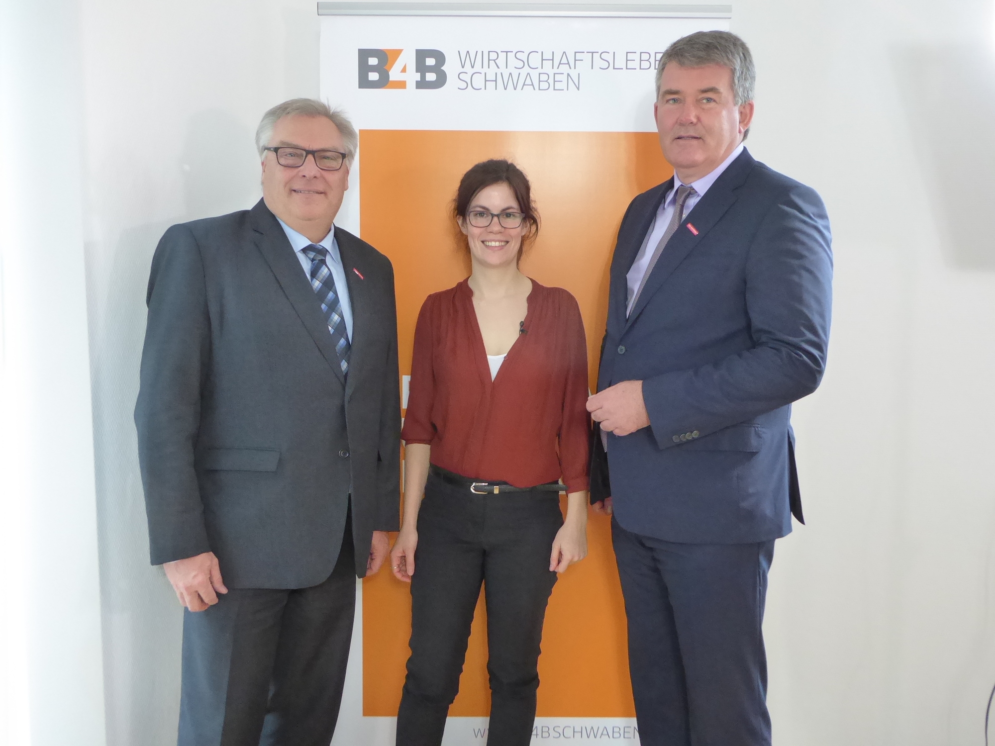 Hans-Peter Rauch (l.) und Ulrich Wagner (r.) mit unserer Redakteurin Rebecca Weingarten. Foto: B4B WIRTSCHAFTSLEBEN SCHWABEN