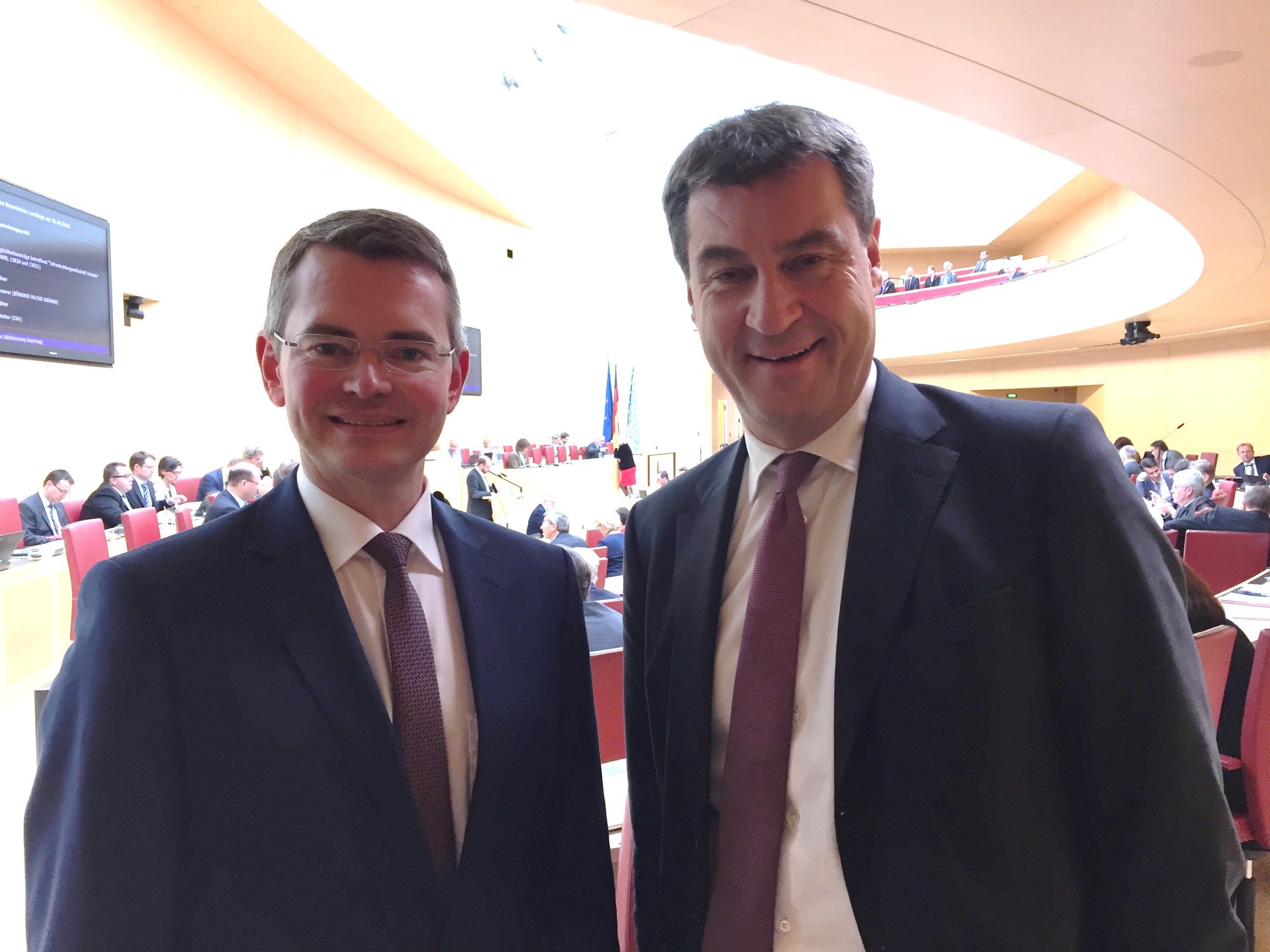 Der Landtagsabgeordnete Peter Tomaschko mit Staatsminister Markus Söder. Foto: Marc Wiedenmann