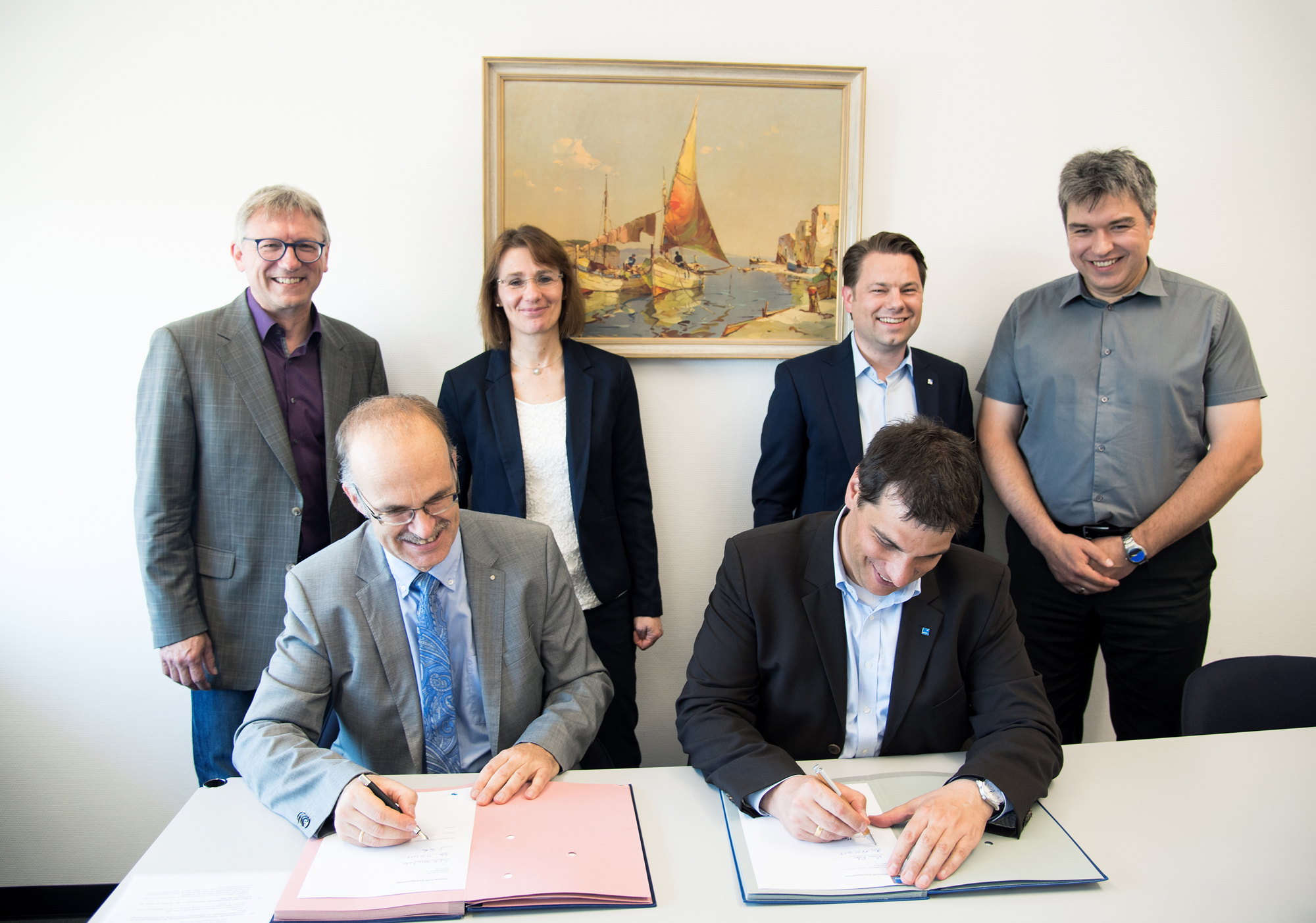 Vorne: Prof. Volker Reuter, Rektor der Hochschule, und Klaus Eder, Geschäftsführer der Stadtwerke Ulm. Foto: Hochschule Ulm