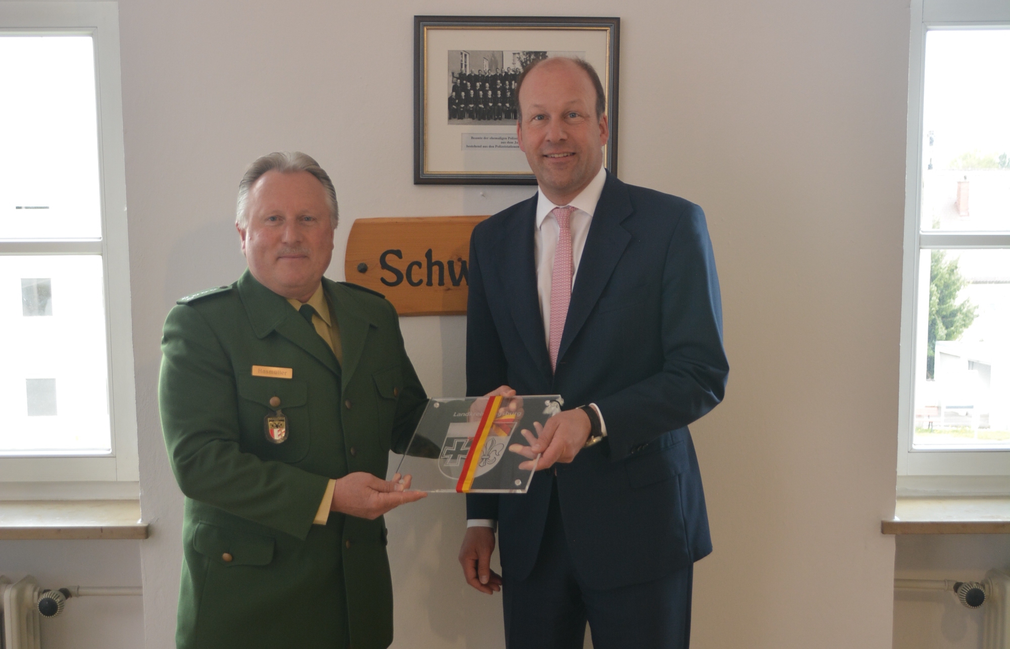 Landrat Martin Sailer mit Dienststellenleiter Gernot Hasmüller in Schwabmünchen. Foto: Landratsamt Augsburg