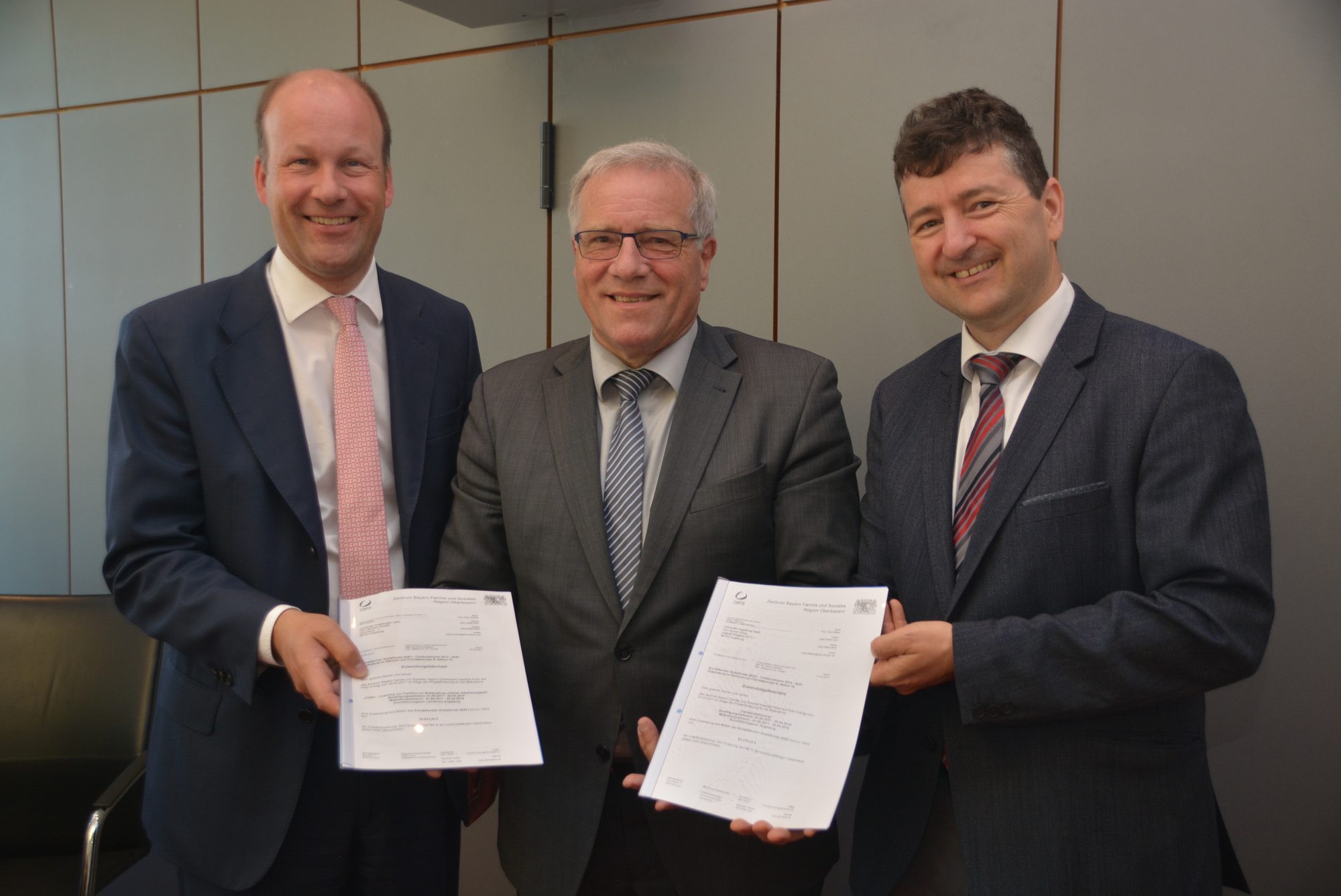 Landrat Martin Sailer, Johannes Hintersberger und Dr. Stefan Kiefer. Foto: StMAS