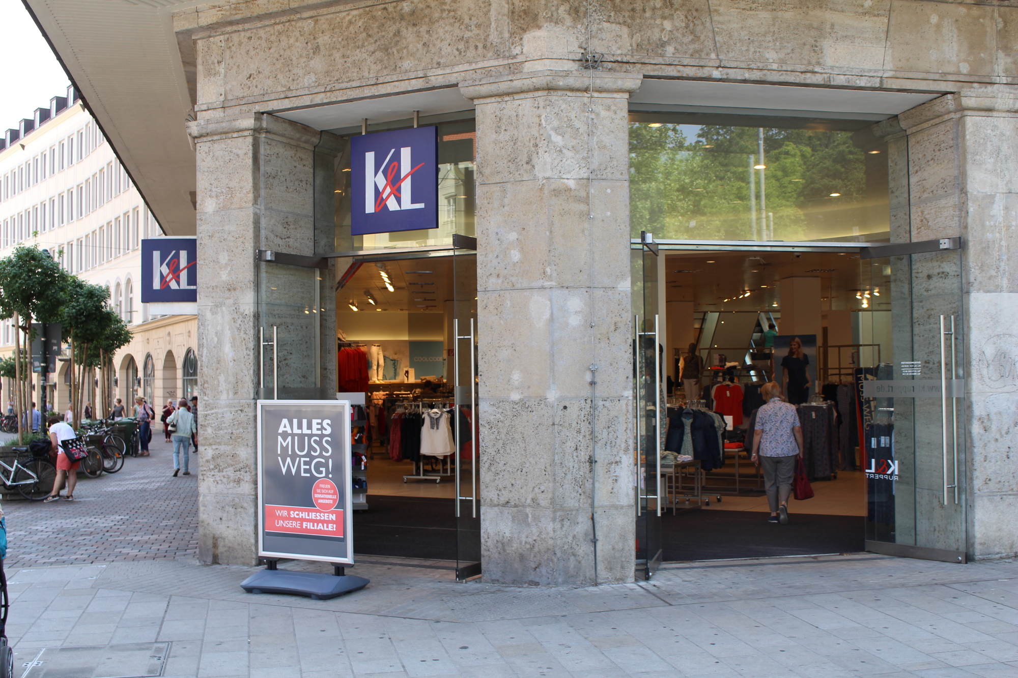 K&L Ruppert verlässt die Augsburger Innenstadt. Foto: Isabell Walter / B4B WIRTSCHAFTSLEBEN SCHWABEN
