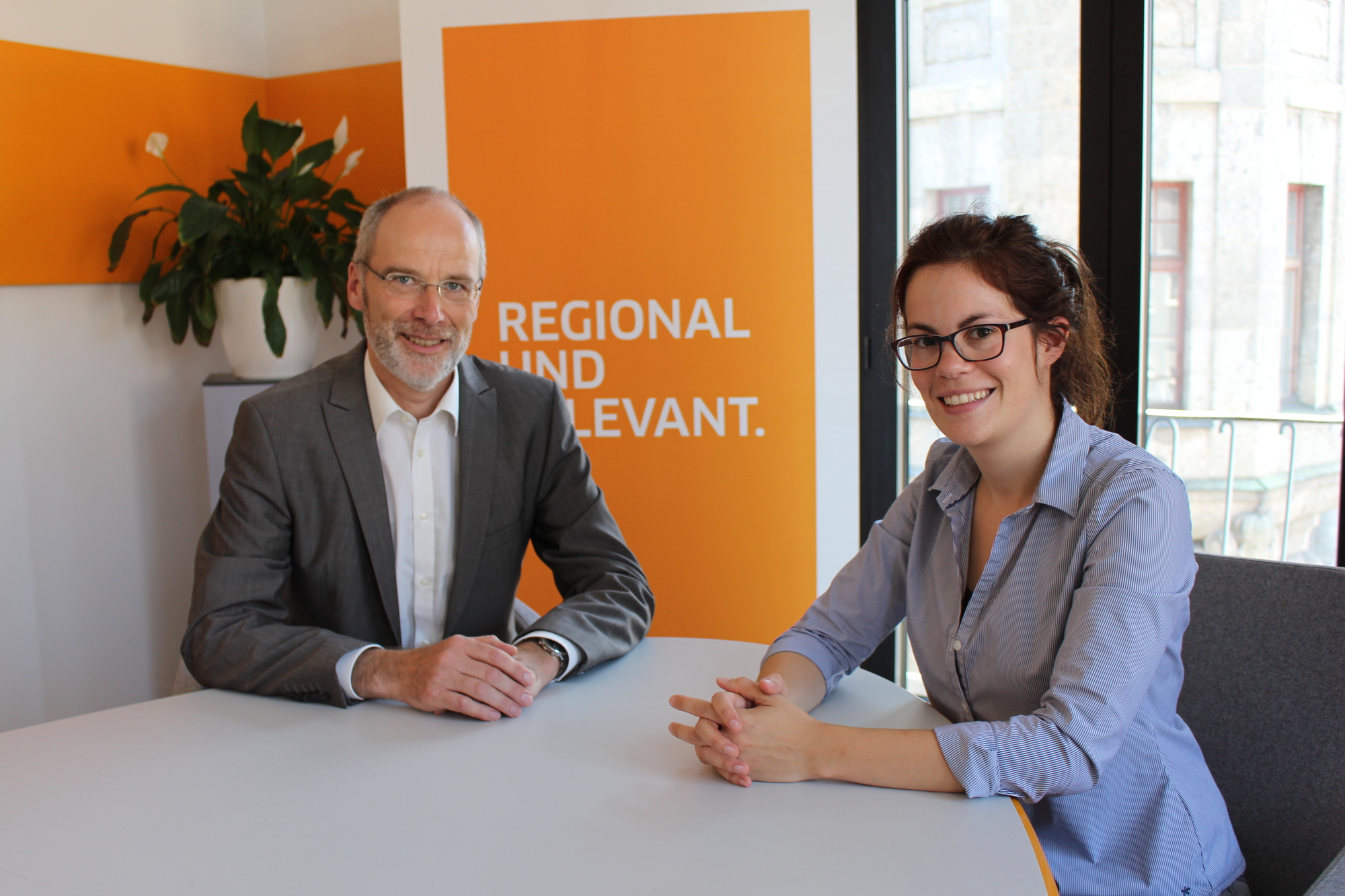 Dr. Ralf Held im Gespräch mit unserer Redakteurin Rebecca Weingarten. Foto: Isabell Walter / B4B WIRTSCHAFTSLEBEN SCHWABEN