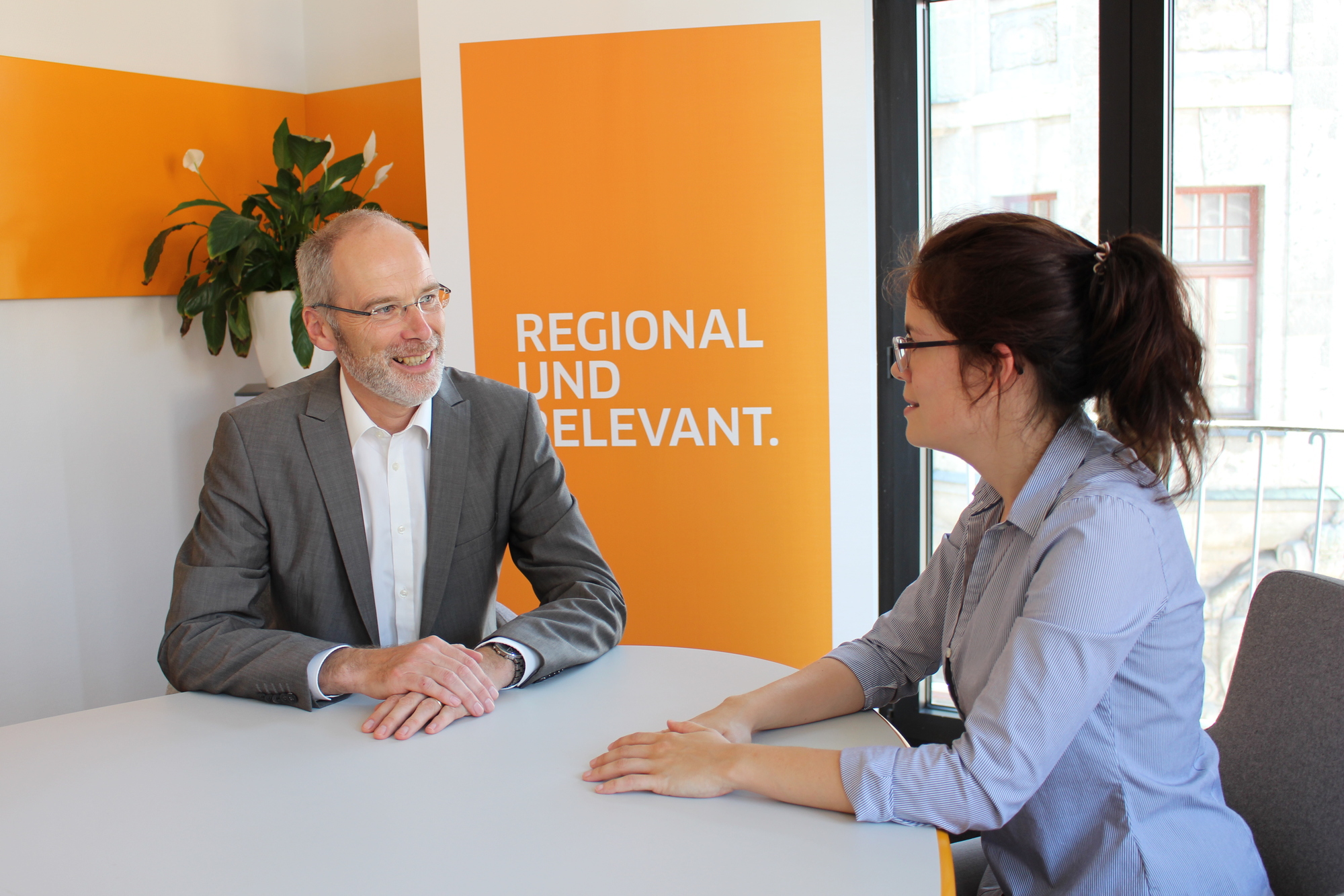 Dr. Ralf Held im Gespräch mit unserer Redakteurin Rebecca Weingarten. Foto: Isabell Walter / B4B WIRTSCHAFTSLEBEN SCHWABEN