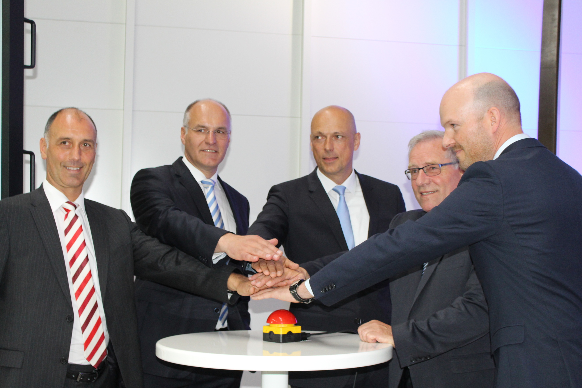 Die Inbetriebnahme der Halle von Premium AEROTEC wurde mit zahlreichen Gästen gefeiert. Foto: B4B WIRTSCHAFTSLEBEN SCHWABEN