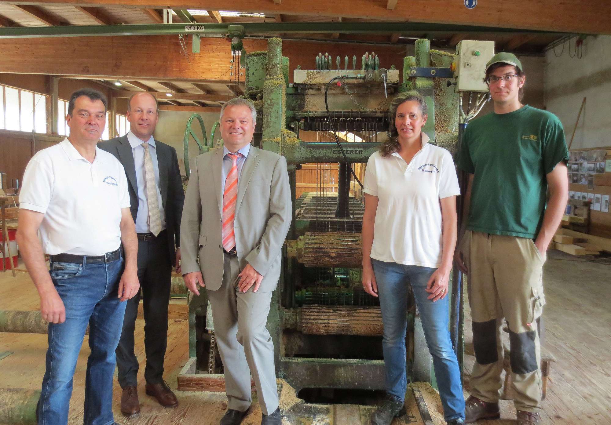 Landrat Martin Sailer zu Gast beim Sägewerk und Holzhandel Thierhaupten. Foto: Landratsamt Augsburg