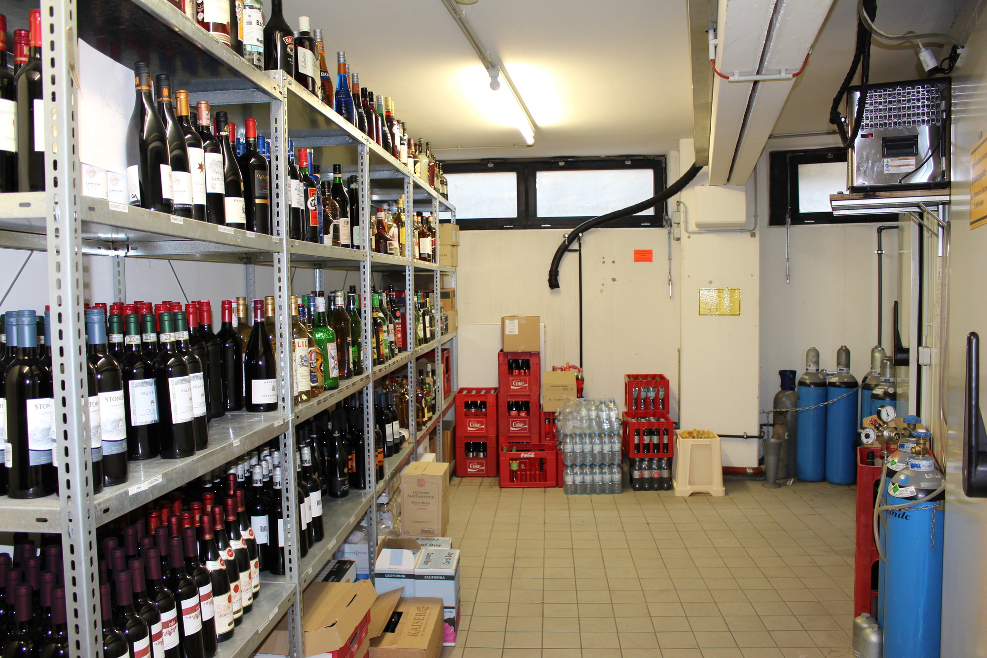 Hier werden Getränke für den Bar-Betrieb gelagert.