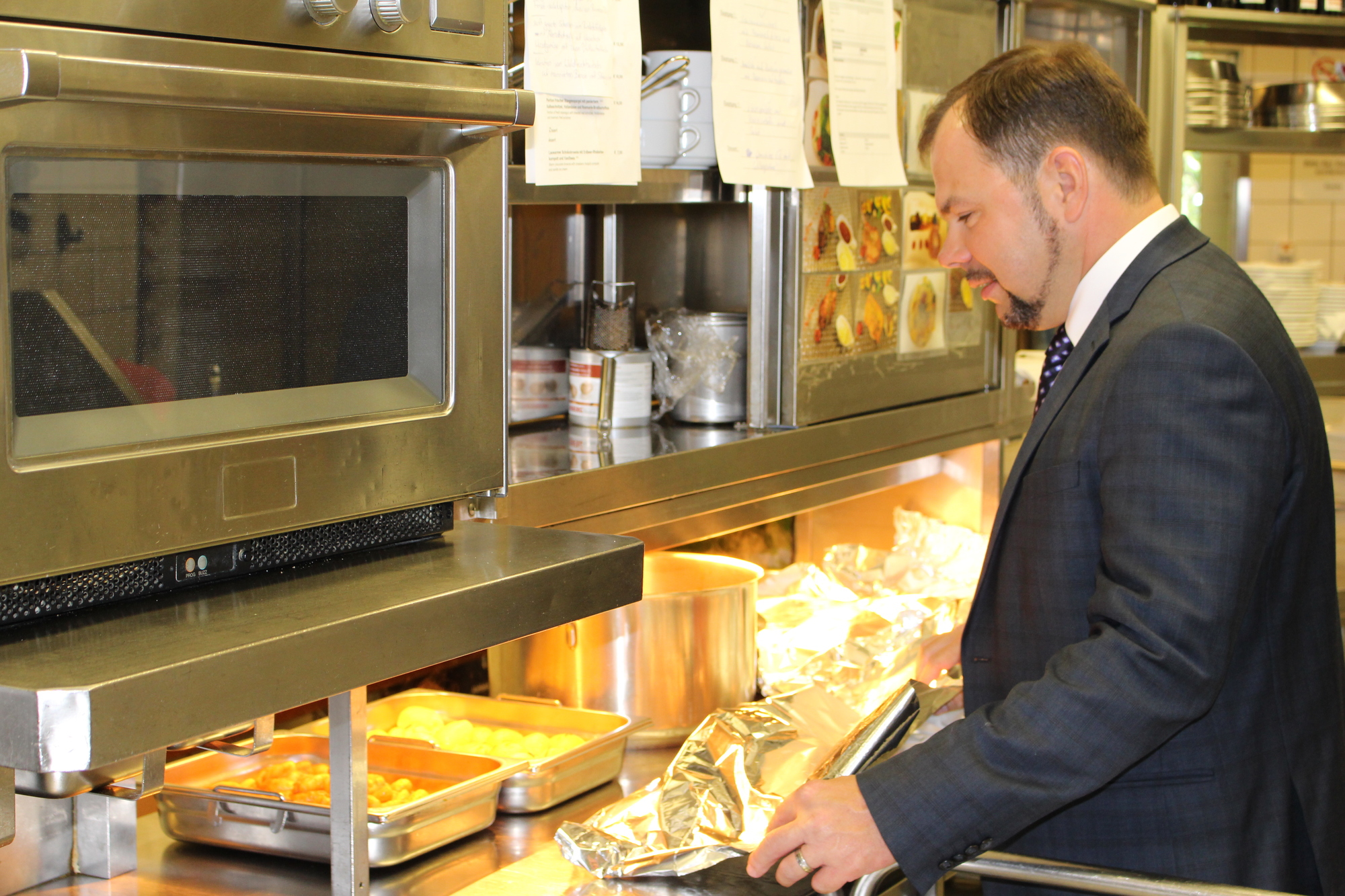 Carsten Dressler wirft einen Blick auf das Mittagessen der Mitarbeiter.