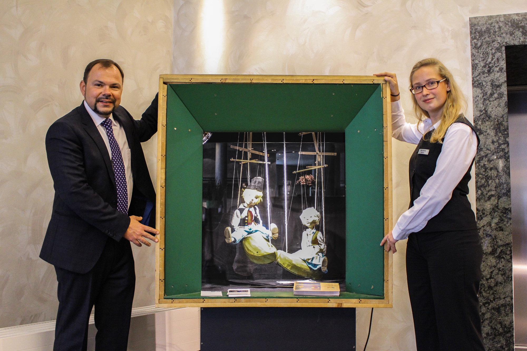 Carsten Dressler und Ulrike Seichter mit Puppen der Augsburger Puppenkiste. Zwischen dieser und dem Hotel besteht eine enge Kooperation.