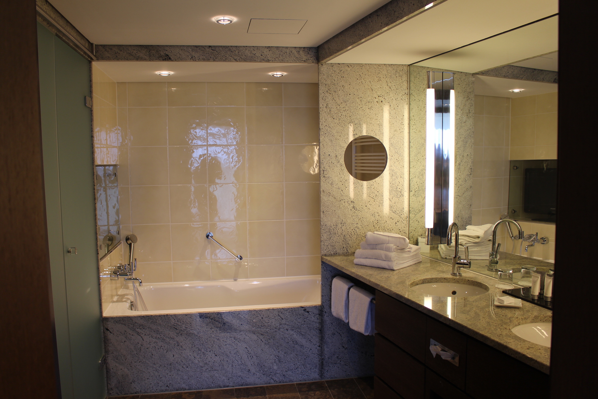 Das Bad der Komfort Suite, dem größten Zimmer des Hotels.