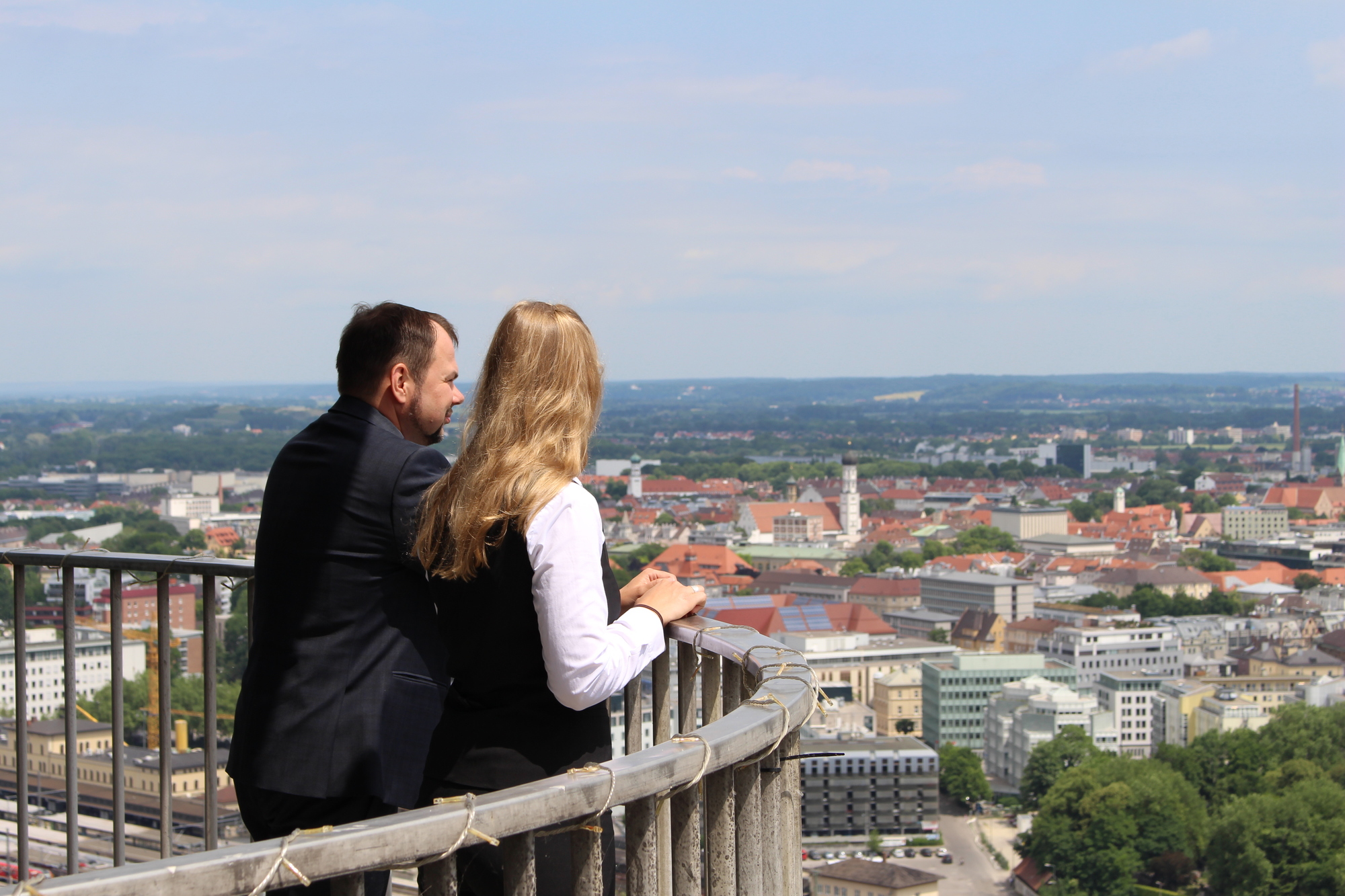 Carsten Dressler und Ulrike Seichter blicken über Augsburg.