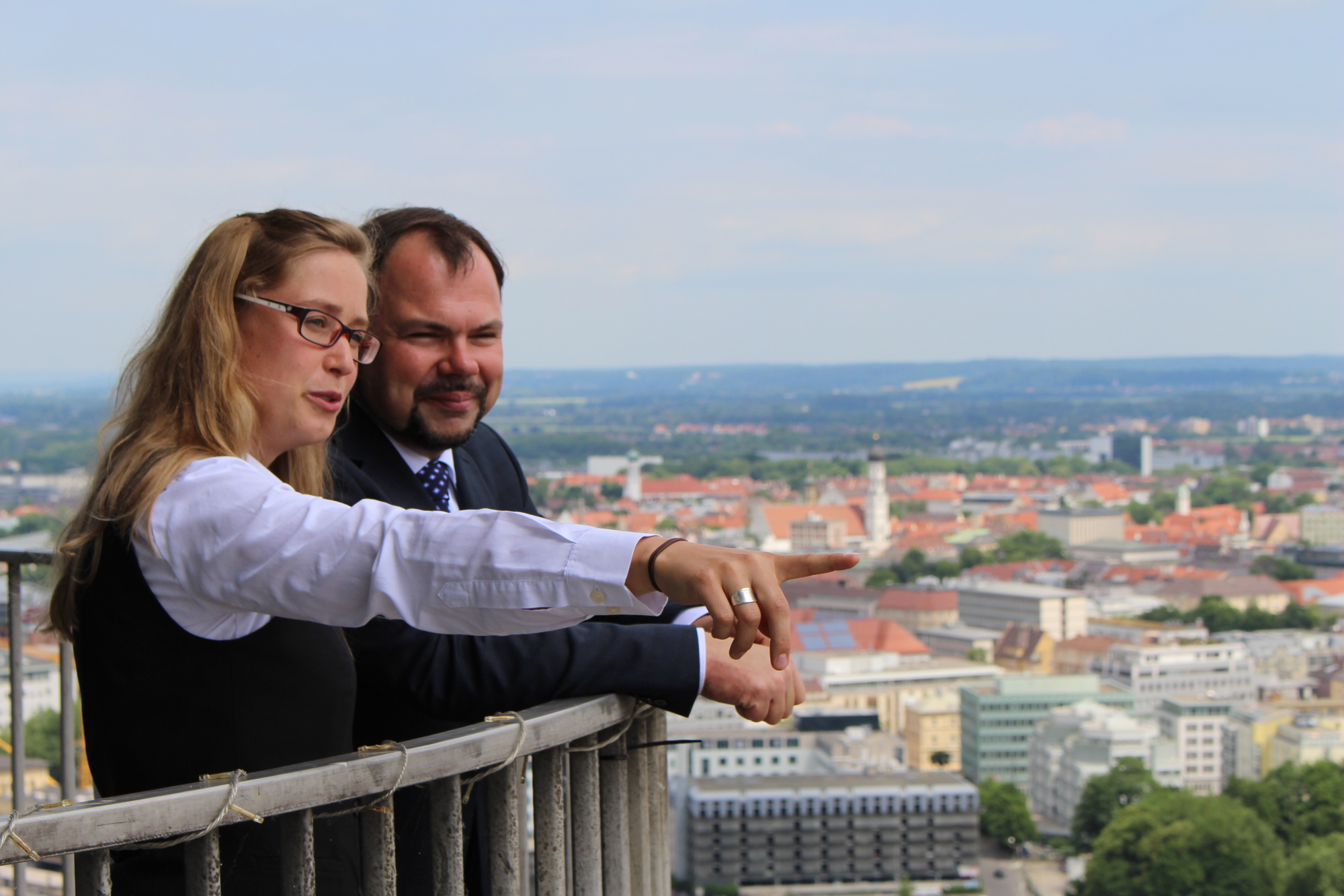 Ulrike Seichter und Carsten Dressler blicken über Augsburg.