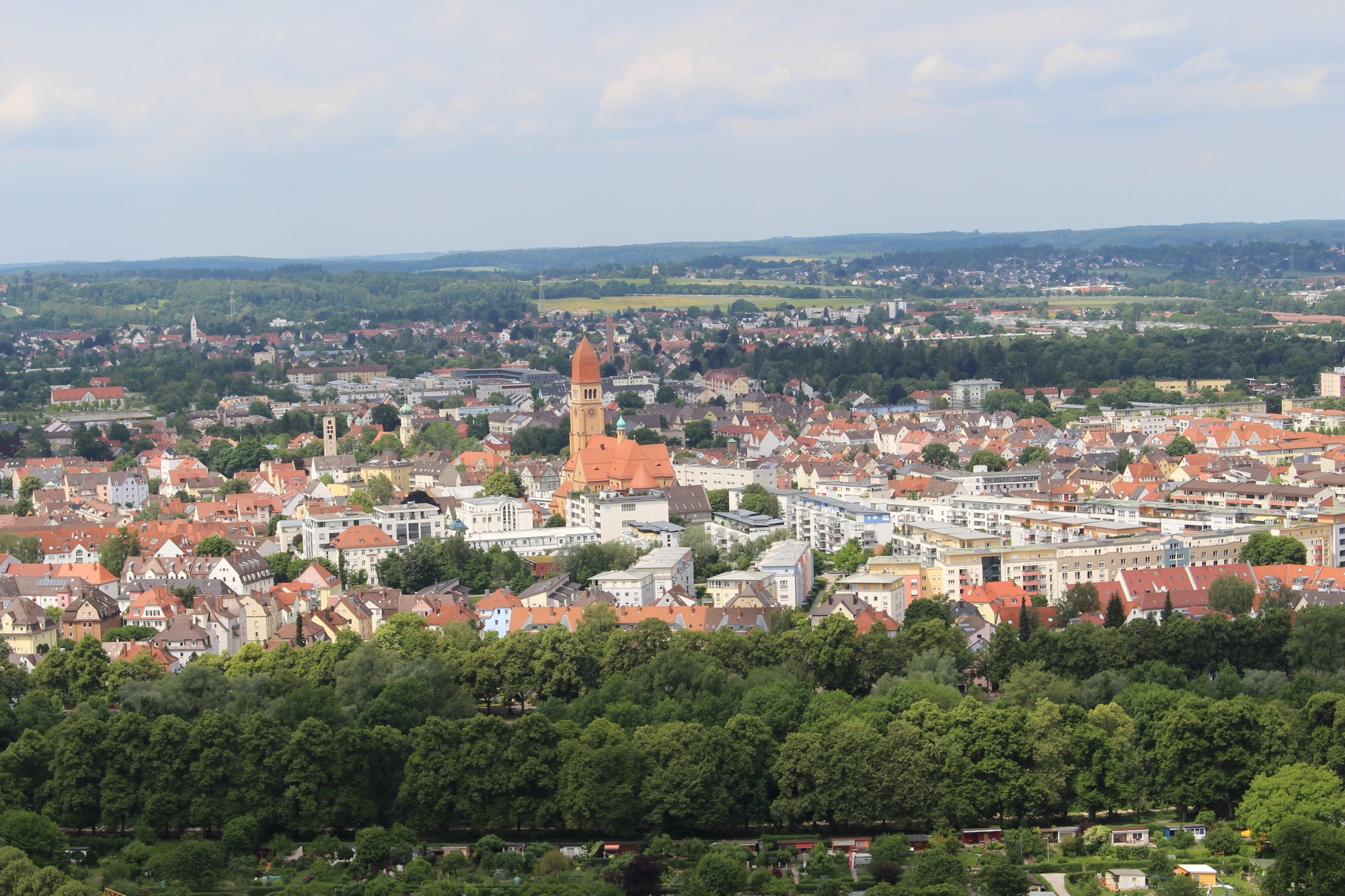 Ausblick über Augsburg mit der Herz-Jesu-Kirche.