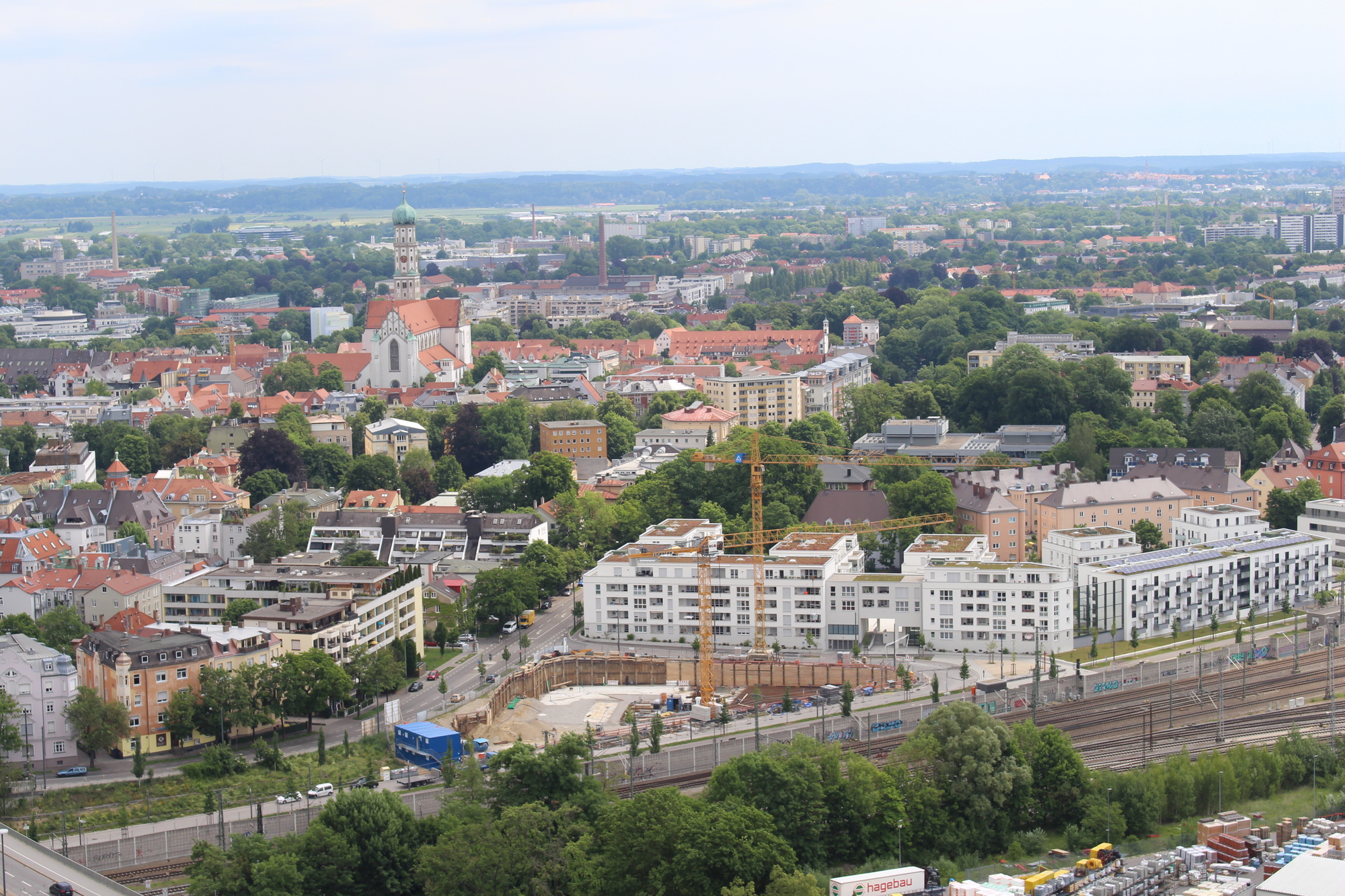 Ausblick über Augsburg, St. Ulrich und Afra im linken Bildteil.