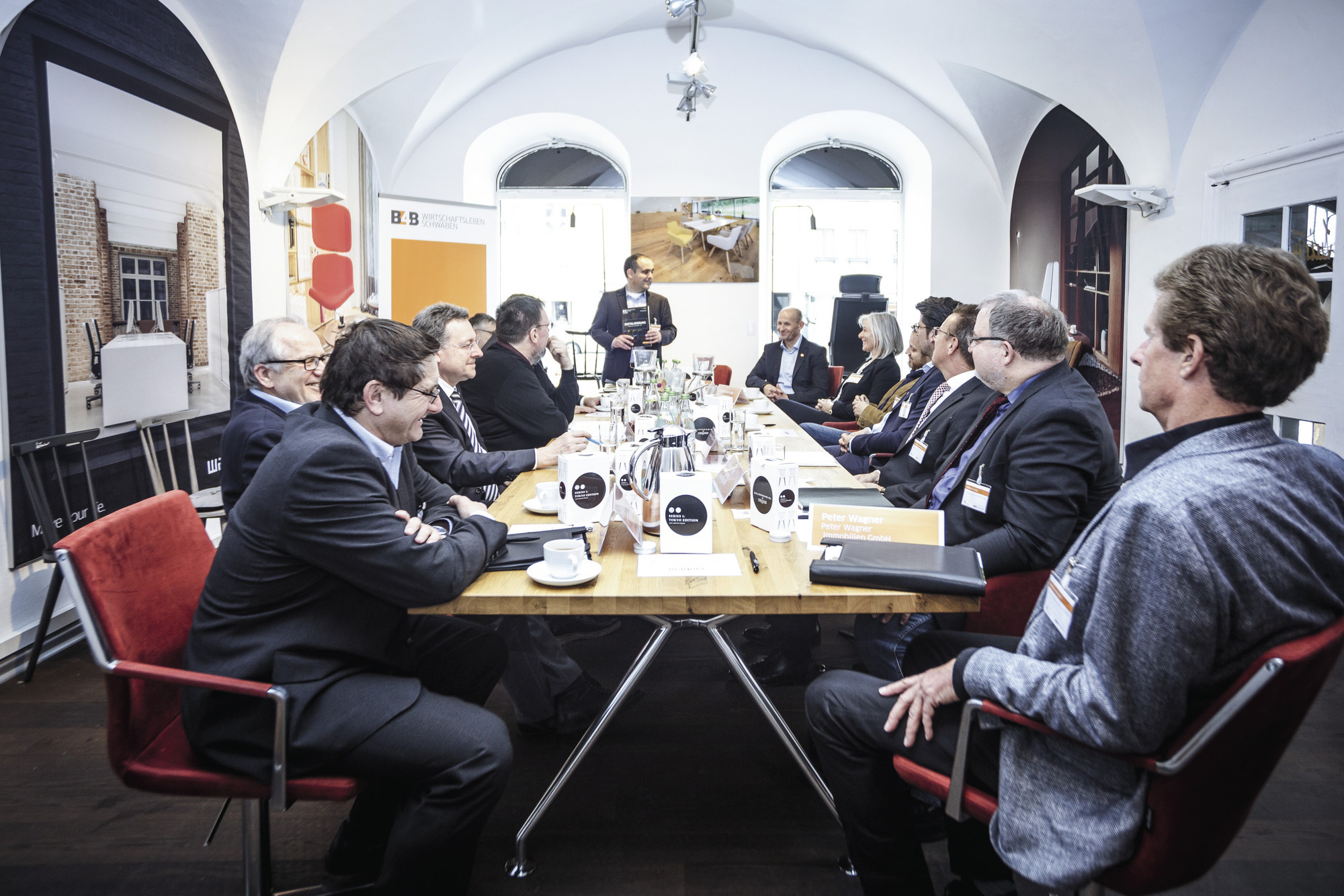 Der 12. Round Table von B4B WIRTSCHAFTSLEBEN SCHWABEN fand im Wagner-Showroom statt.