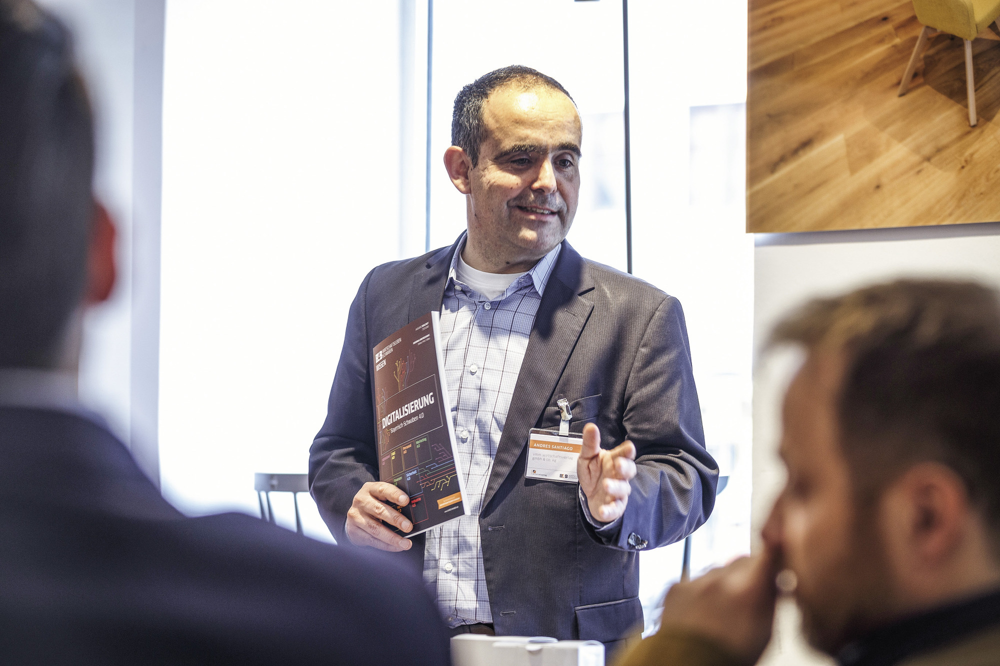 Andres Santiago, vmm wirtschaftsverlag gmbh & co.kg