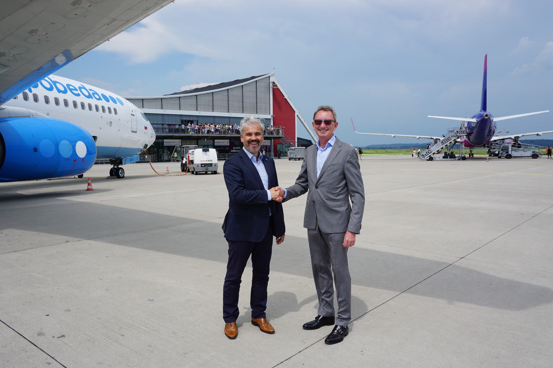 Geschäftsführer Ralf Schmid und Aufsichtsrats-Vorsitzender Thilo Butzbach. Foto: Flughafen Memmingen