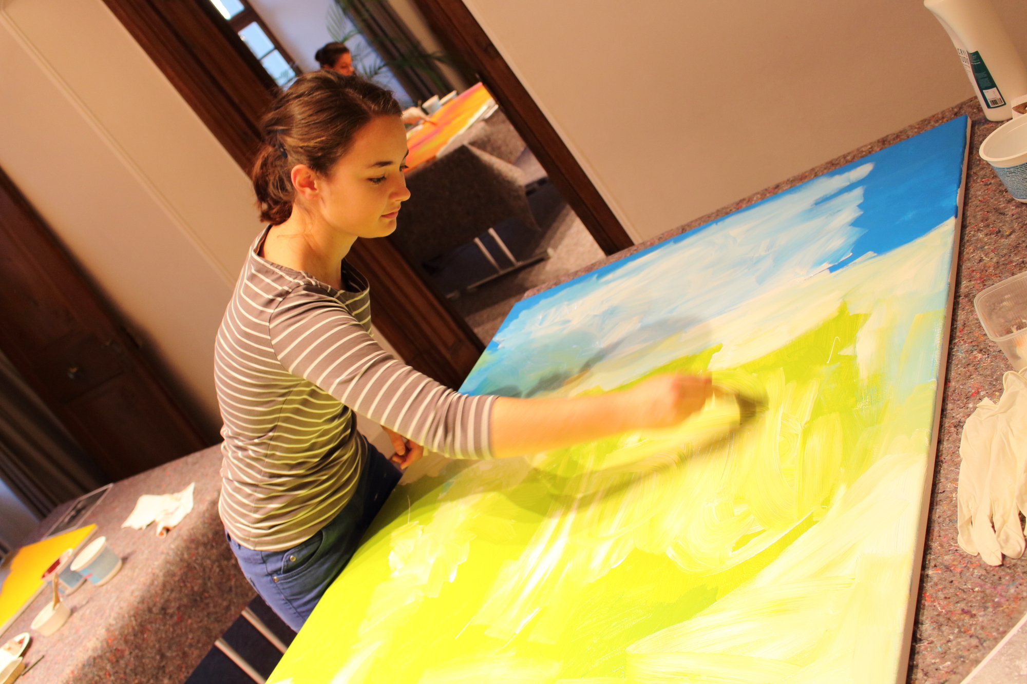 Auszubildende Lea Haug im Rahmen eines Kunst-Workshops. Foto: Schloss Lautrach