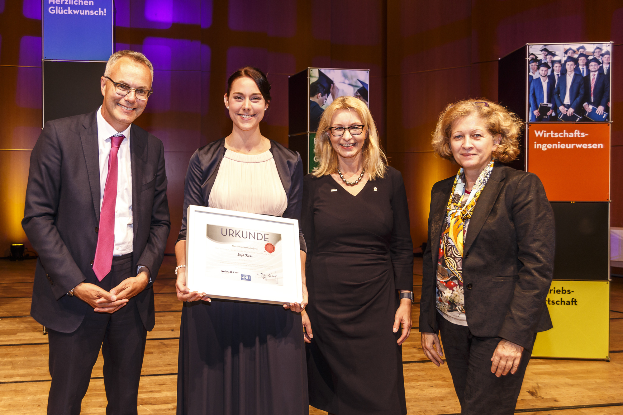 Dr. Jörg Munzig, Birgit Hieber, Prof. Dr. Julia Kormann, und Prof. Dr. Uta M. Feser. Foto: Bernd Jaufmann
