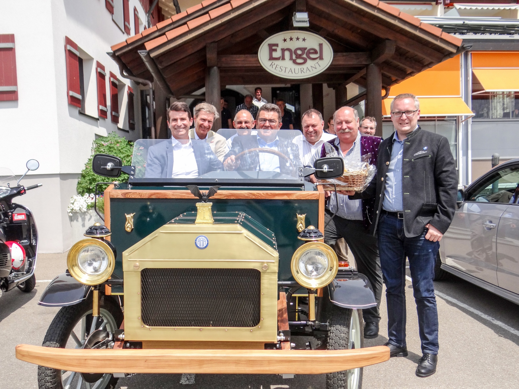 Staatssekretär Franz Josef Pschierer in einem nostalgischen Elektrofahrzeug. Foto: Abgeordnetenbüro Eric Beißwenger