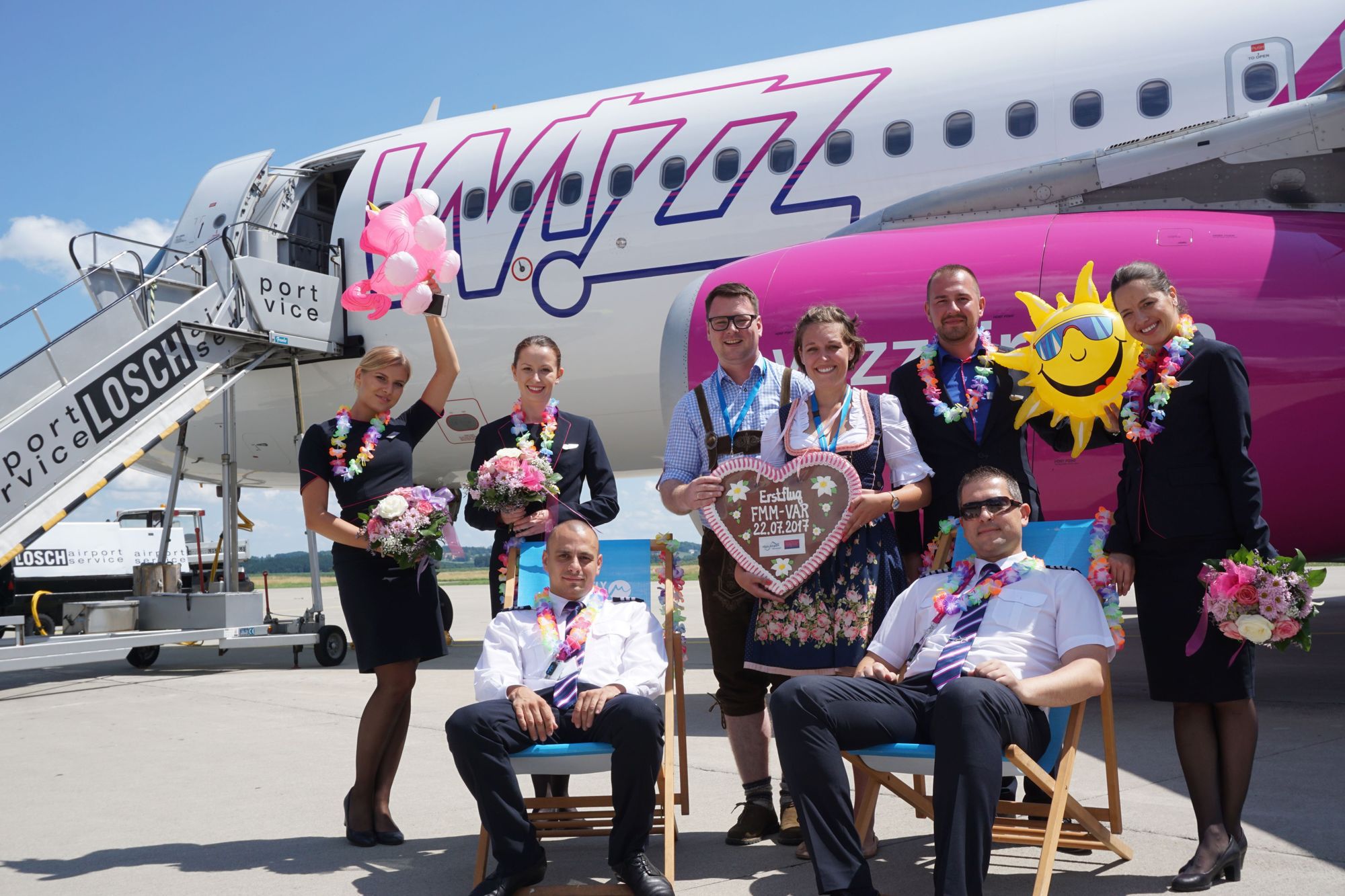 Alica Ulrich und Marcel Schütz vom Flughafen Memmingen mit der Crew des Erstflugs nach Varna. Foto: Flughafen Memmingen