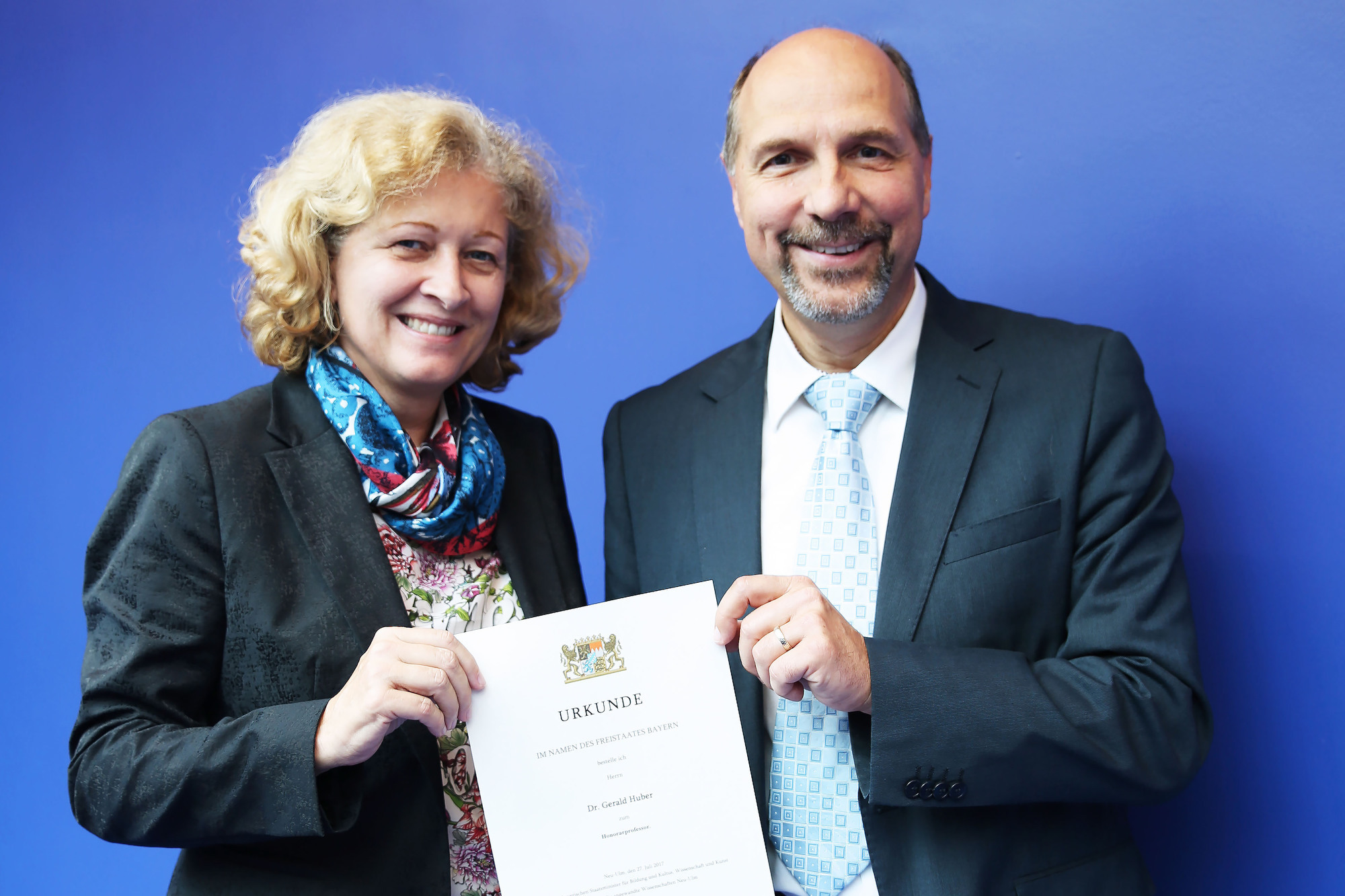 HNU-Präsidentin Prof. Dr. Uta M. Feser und Honorarprofessor Dr. Gerald Huber. Foto: Anna-Lena Kast, Hochschule Neu-Ulm