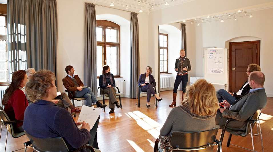 Symbolbild: Seminargruppe auf Schloss Lautrach. Foto: Orla Connolly
