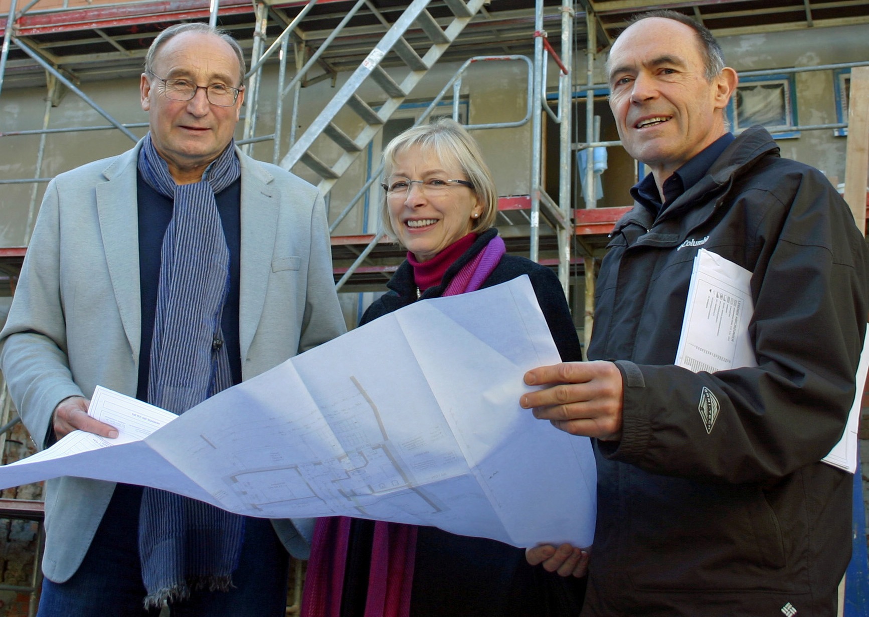 Lauingens 2. Bürgermeister Dietmar Bulling und das Bauherren-Ehepaar Ursula und Engelbert Kigele. Foto: Stadt Lauingen (Donau)