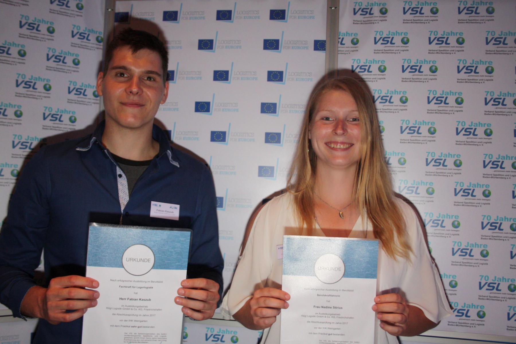 Stolz präsentieren Fabian Kaszub und Nadine Stirius ihre Urkunde. Foto: KÖGL Logistik GmbH & Co. KG