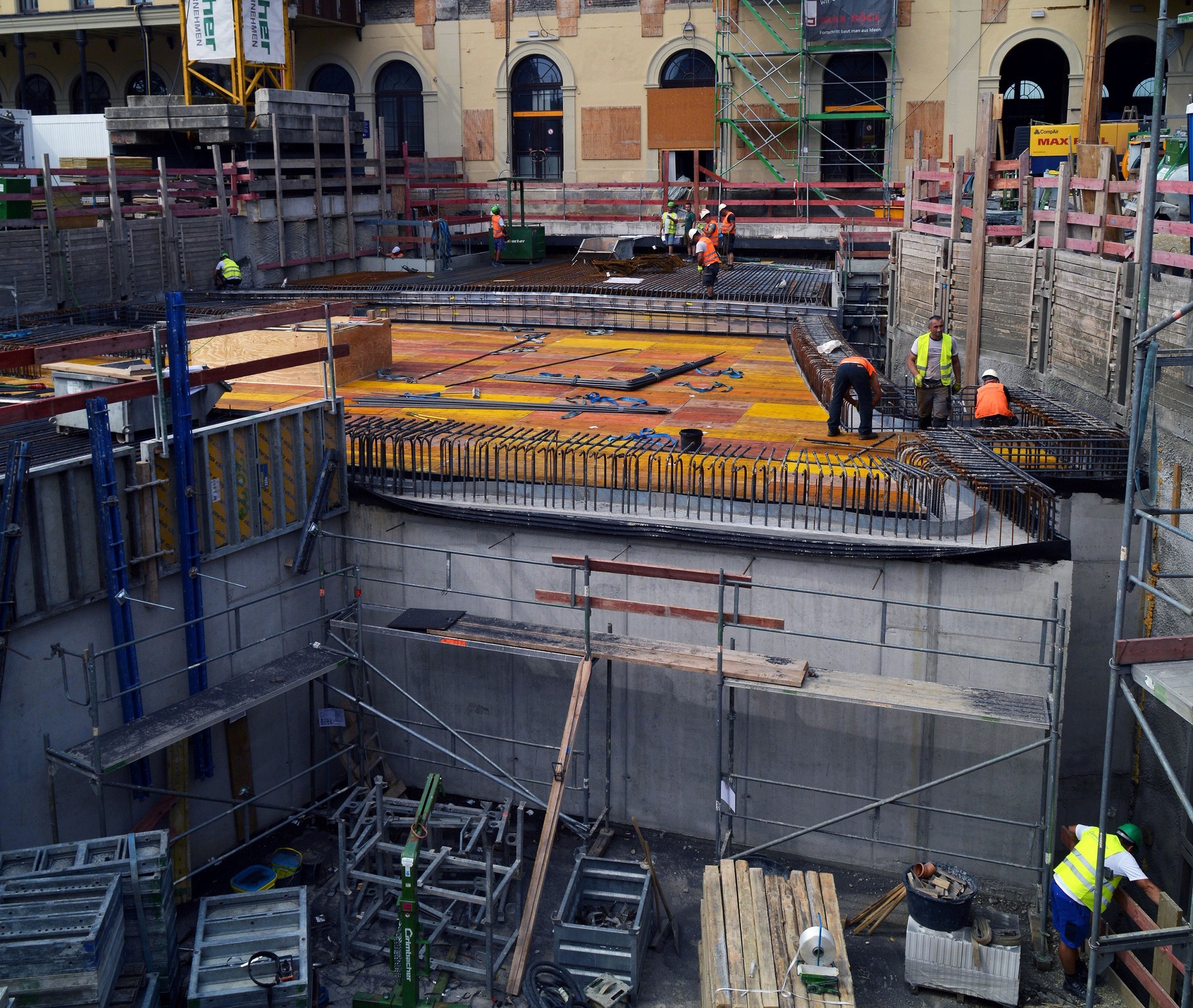 Die Decke des letzten Tunnelstückes bis zum Bahnhofsgebäude wird nun noch betoniert. Foto: swa / Jürgen Fergg