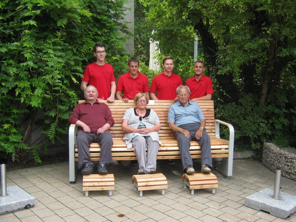 Grenzebach-Azubis spenden eine Sitzbank an das BRK-Zentrum Donauwörth. Foto: Grenzebach