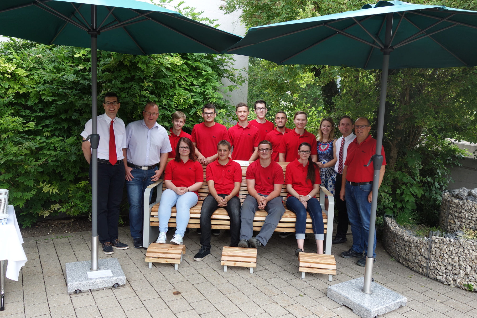 Grenzebach-Azubis spenden eine Sitzbank an das BRK-Zentrum Donauwörth. Foto: Grenzebach
