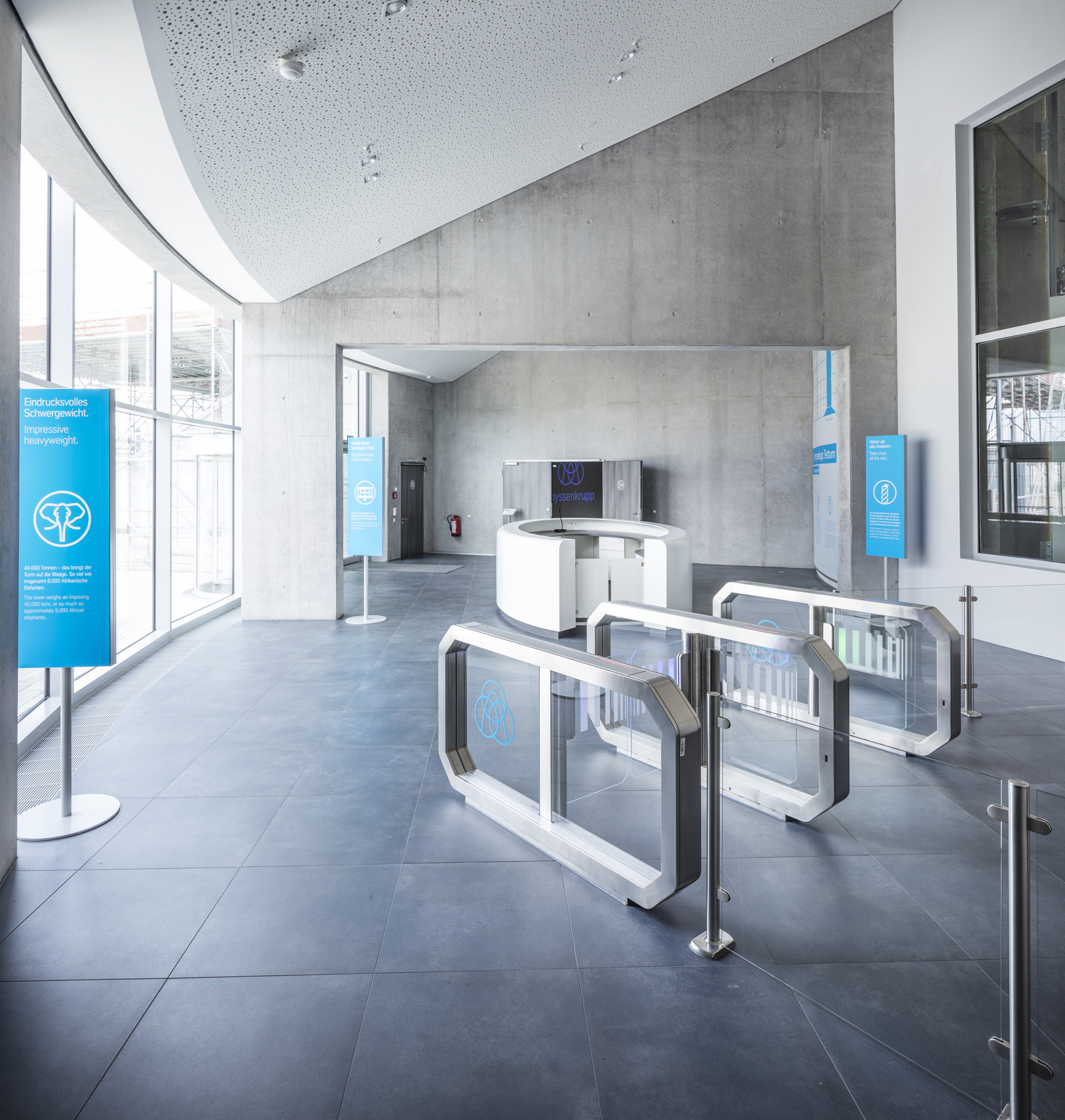Das Galaxy Gate von Wanzl im Testturm thyssenkrupp. Foto: Wanzl Access Solutions
