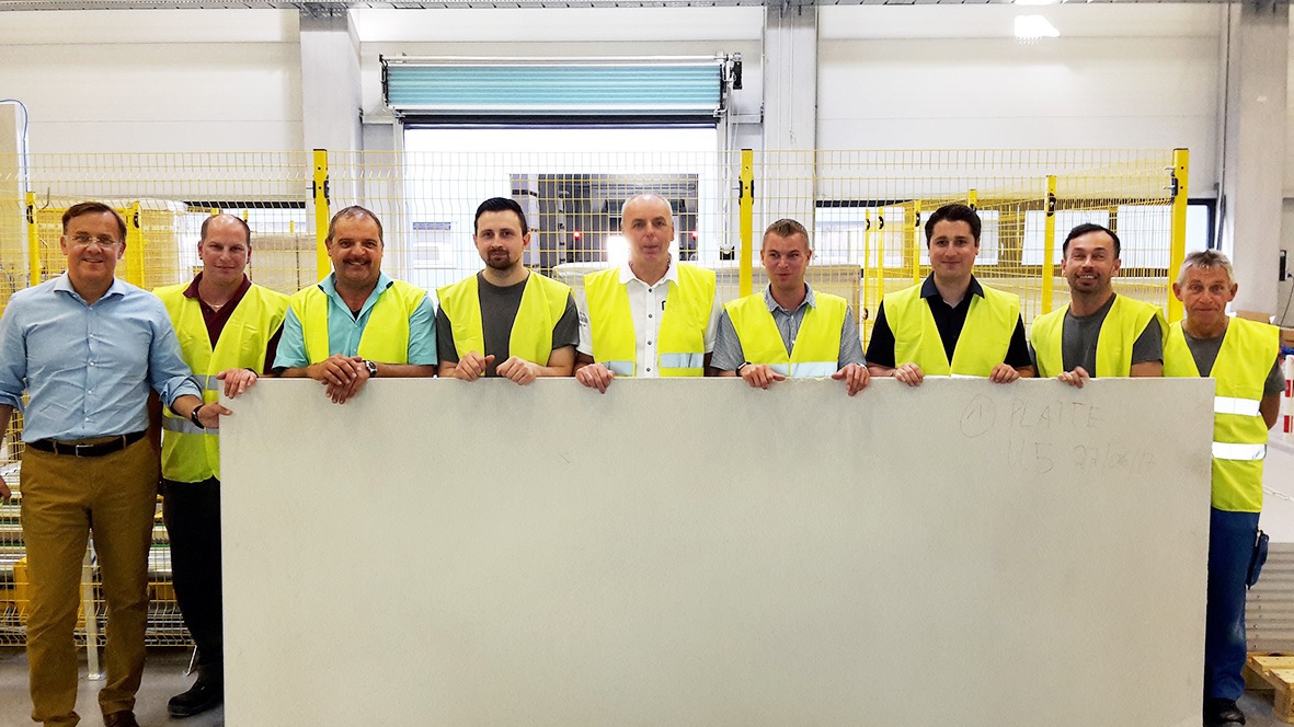Das Verotec-Team mit der ersten Platte aus der neuen Produktion. Foto: Verotec