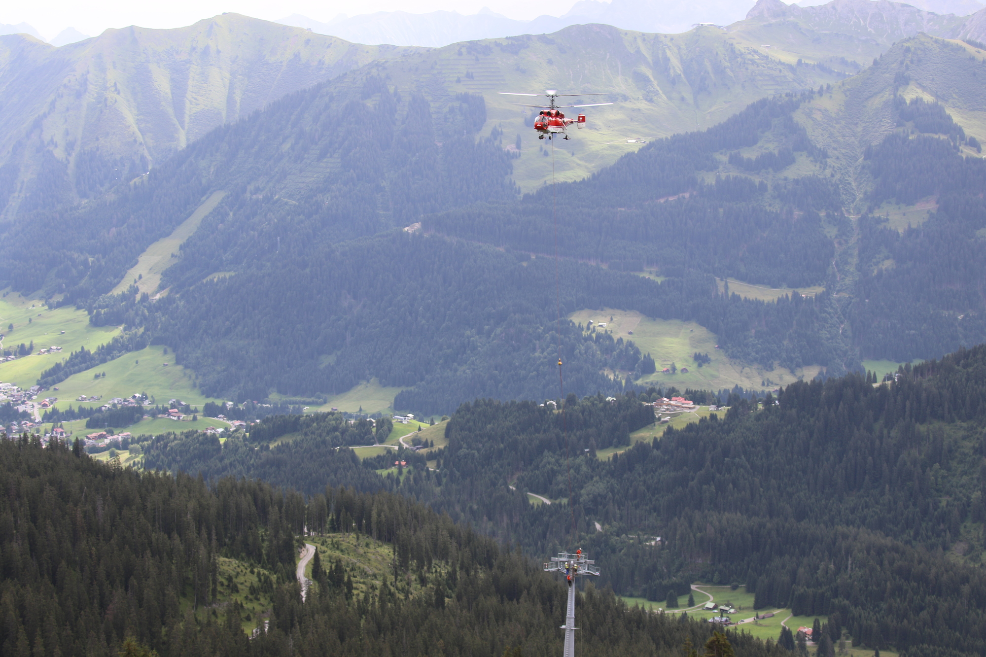 Montage der Querhäupter an einer Stütze der Ifen II. Foto: Joachim Metzger