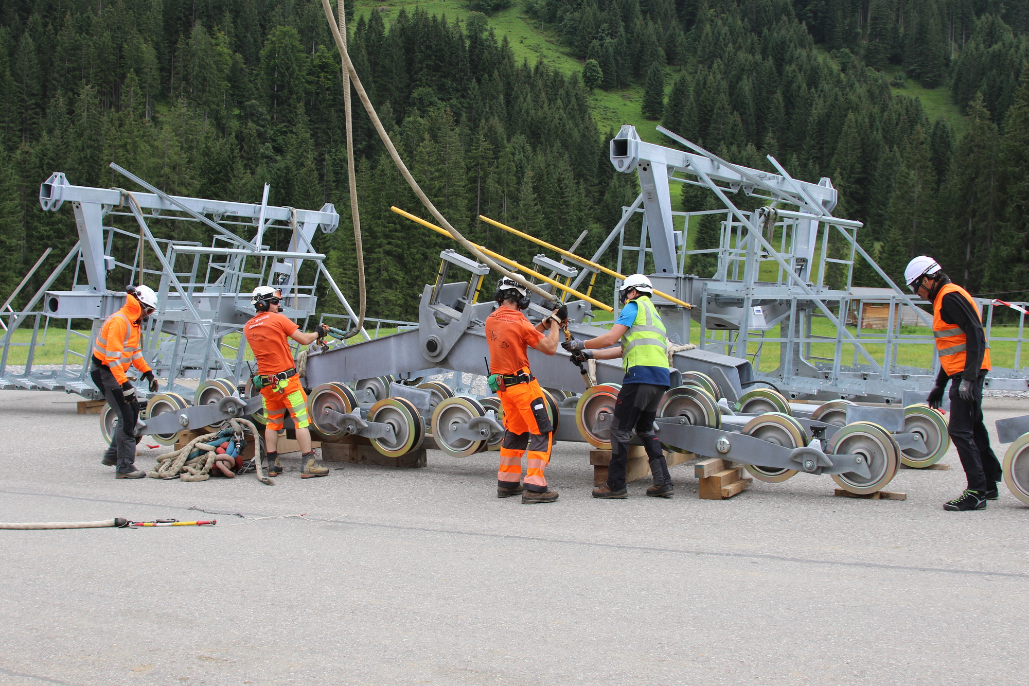 Bodenmannschaft beim Anhängen einer Rollenbatterie am Hubschrauber. Foto: Joachim Metzger