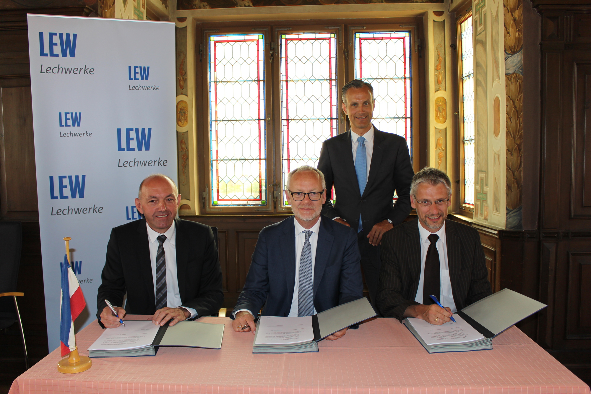 Die Partner unterzeichnen ihre Verträge. Foto: Isabell Walter/B4B WIRTSCHAFTSLEBEN SCHWABEN