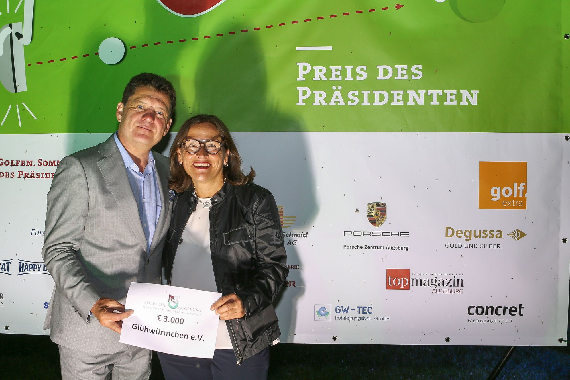 Dr. Klaus Leuthe mit Brigitte Tauschek. Foto: Golfclub Augsburg