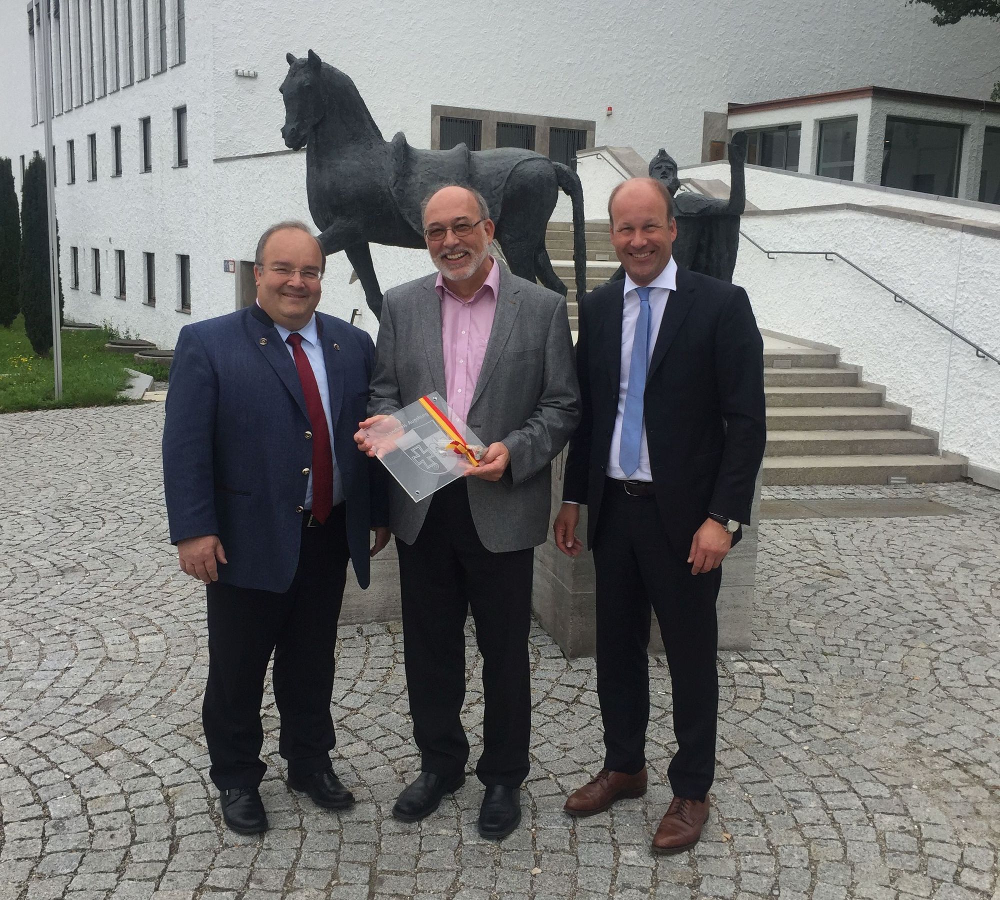 Martin Sailer und Paulus Metz beim frisch renovierten Exerzitienhaus. Foto: Landratsamt Augsburg