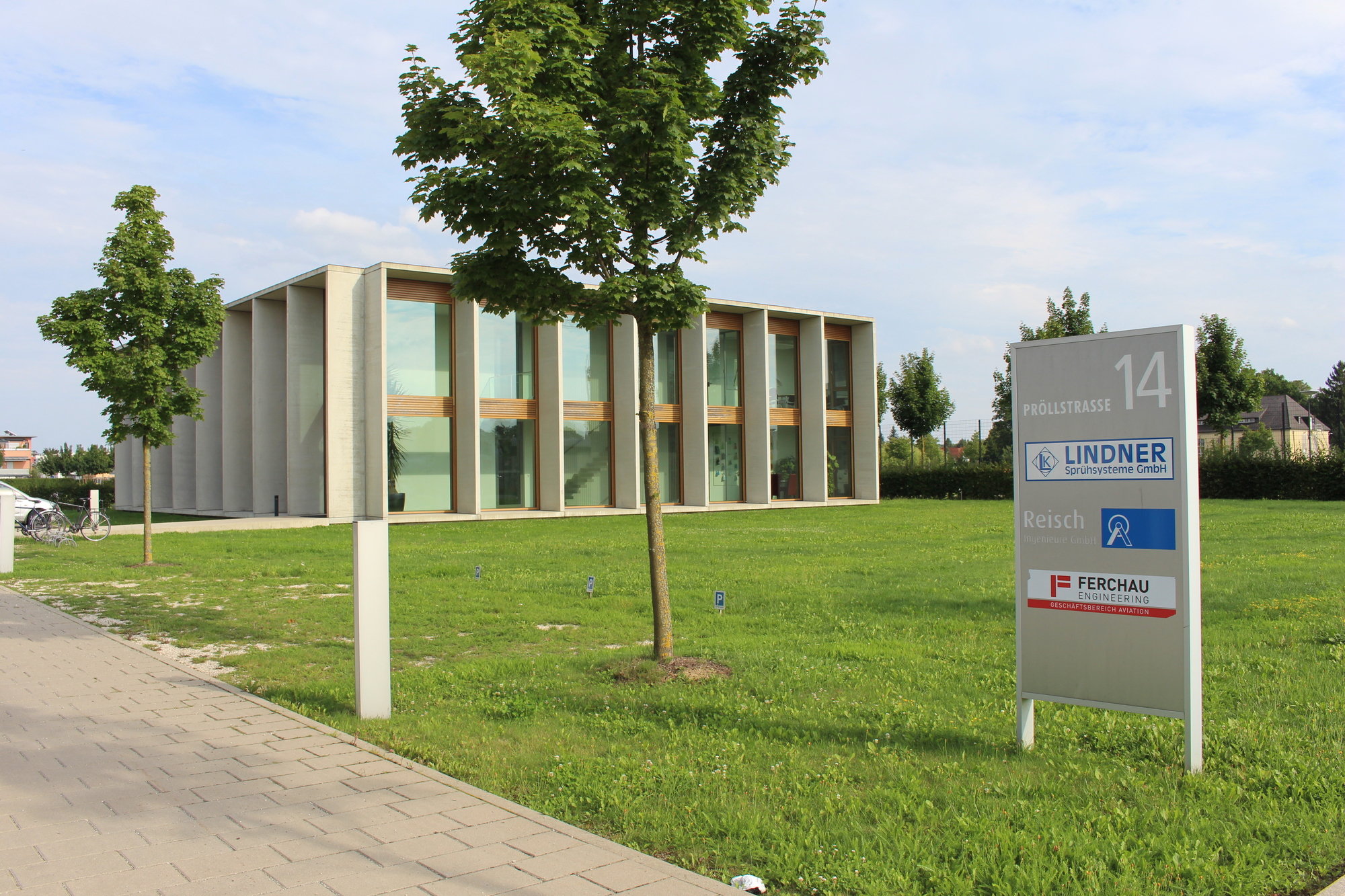 Lindner Sprühsysteme und Ferchau Engineering, Geschäftsbereich Aviation, sind in der Pröllstraße 14 zu finden.