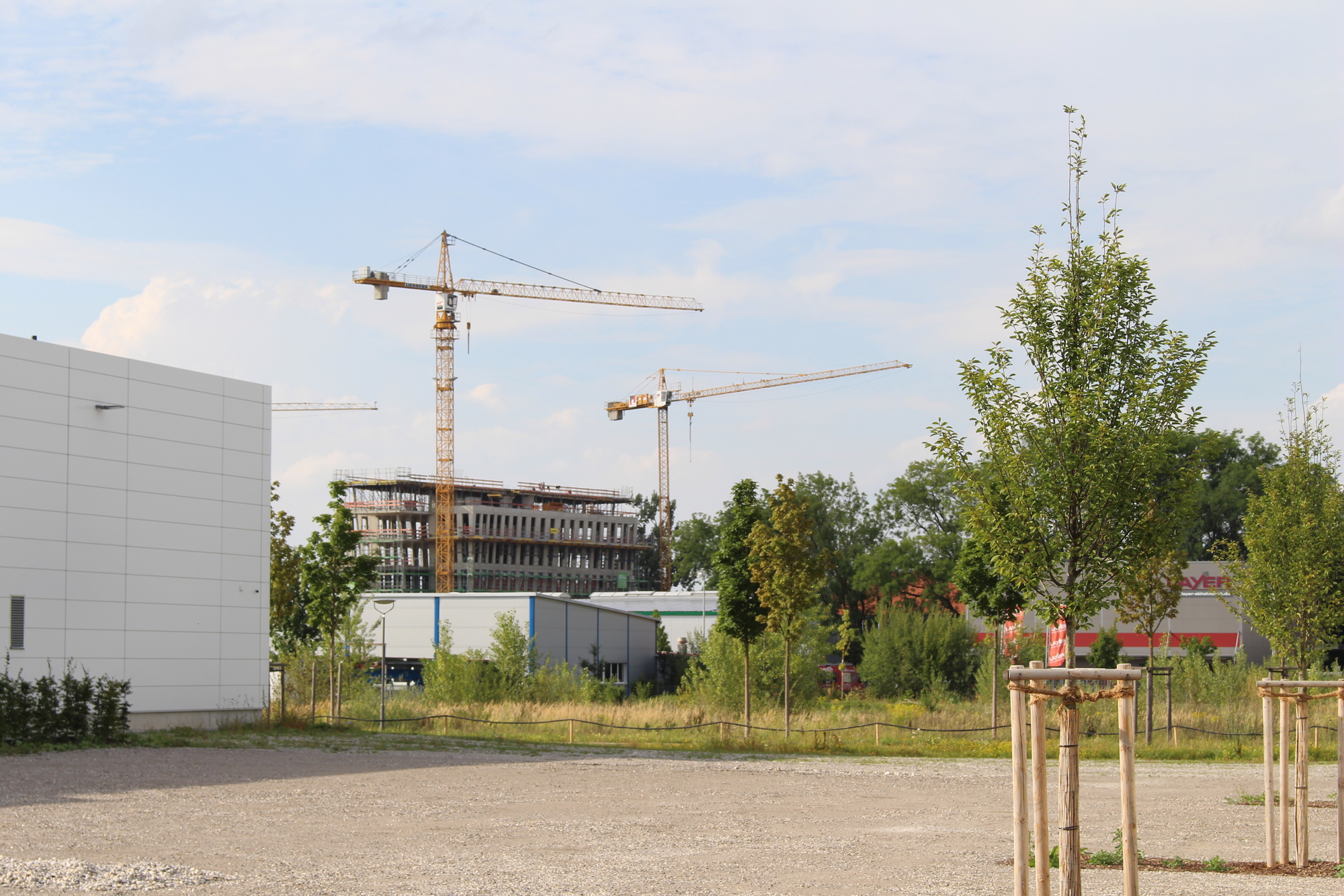 Der noch im Bau befindliche Sherian Tower prägt schon jetzt das Gesicht des gesamten Gewerbegebiets.