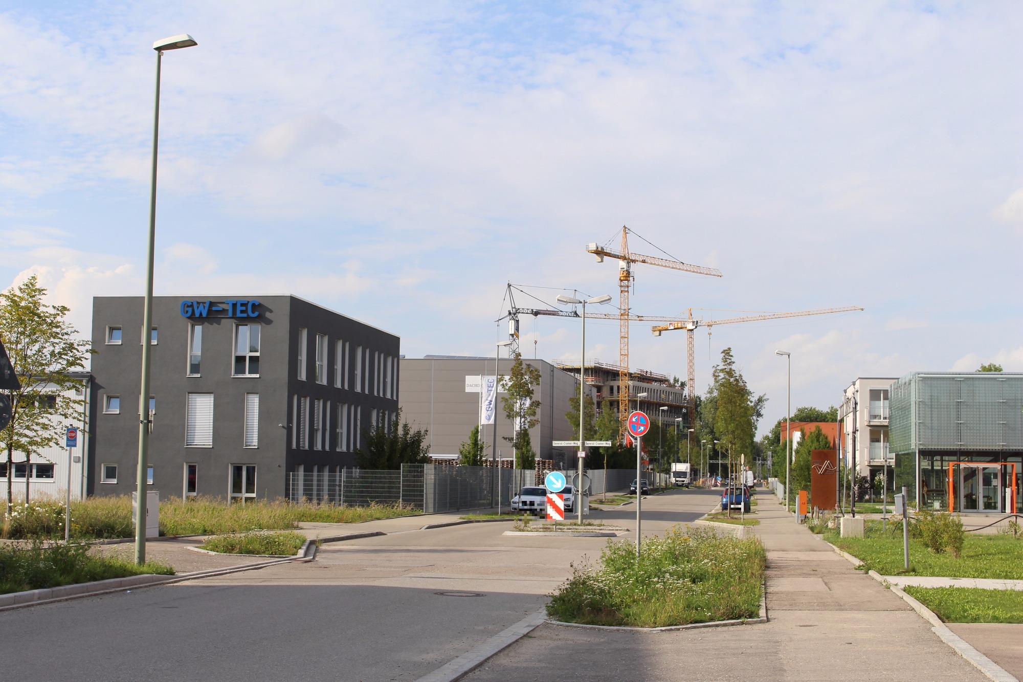 In den letzten Jahren sind zahlreiche neue Gebäude im Gewerbegebiet Augsburg-West entstanden.