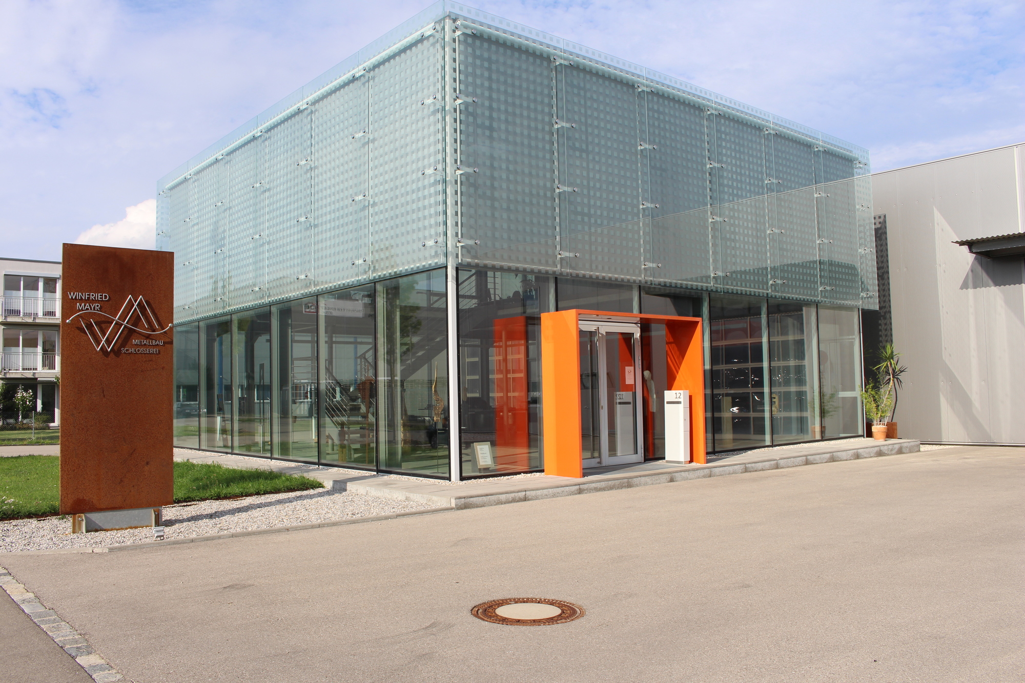 Die Metallbau-Schlosserei Winfried Mayr ist seit Januar 2011 im Gewerbegebiet an der B17 zu finden.