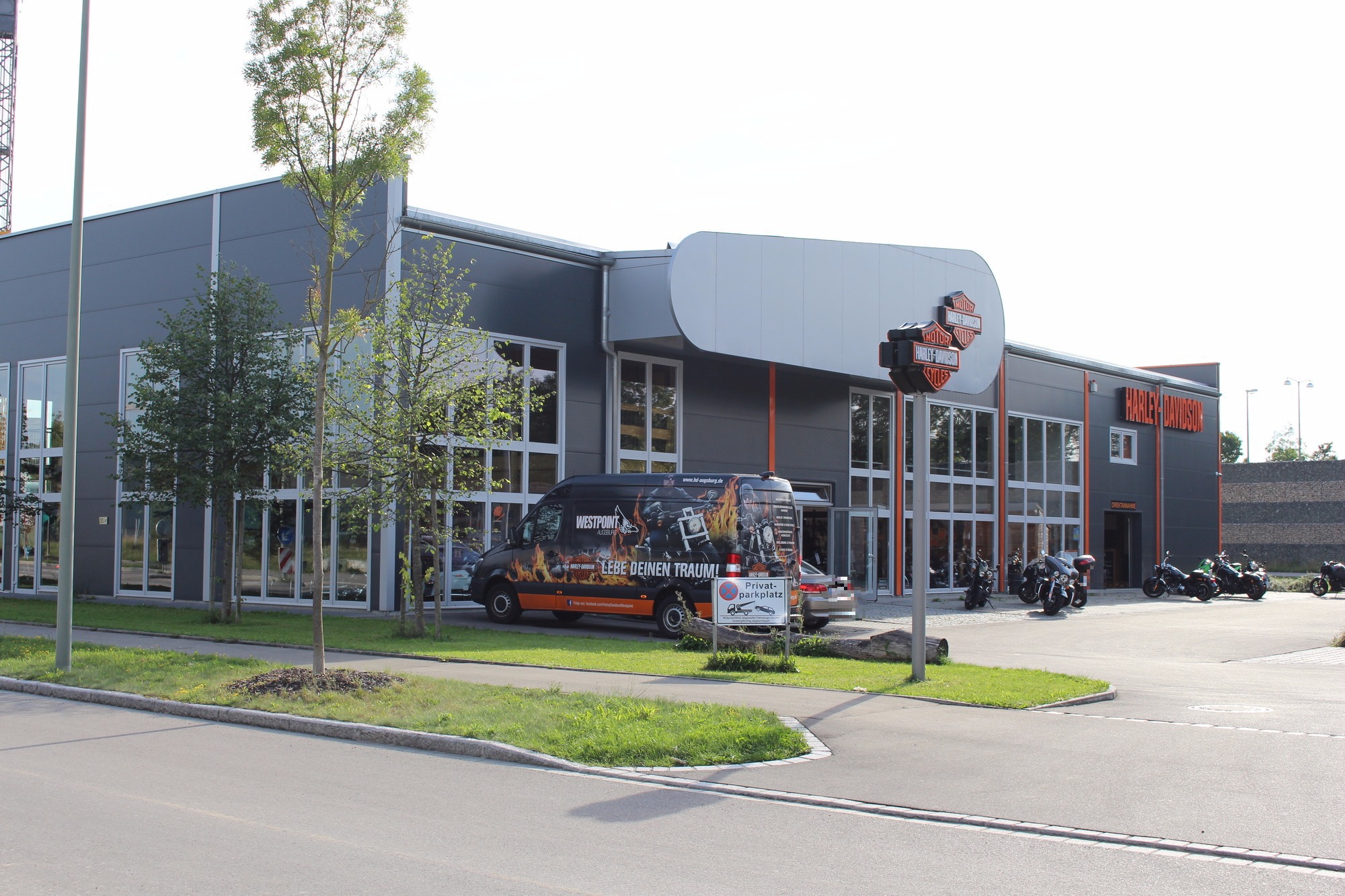 Westpoint Augsburg, der Harley-Davidson Partner für Bayern und Süddeutschland, ist ebenfalls im Gewerbegebiet Augsburg-West zu finden.