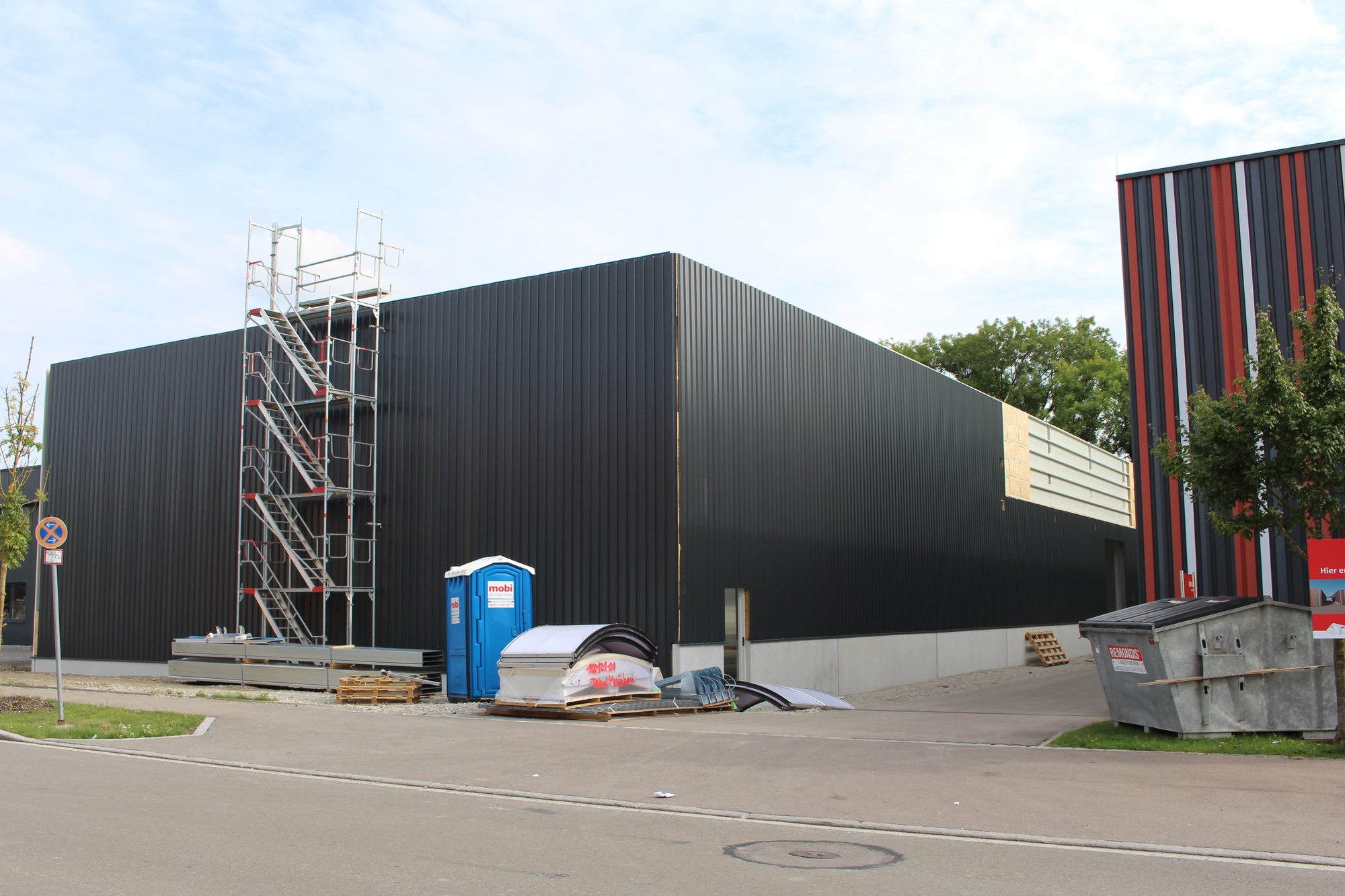 2017 erweitert deka messebau seine Lagerflächen mit einer neuen Halle um 1.000 Quadratmeter.