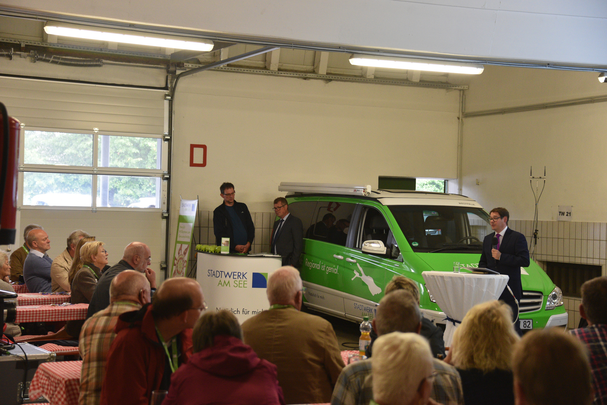 Alexander-Florian Bürkle empfing rund 250 Anleger. Foto: Stadtwerk am See