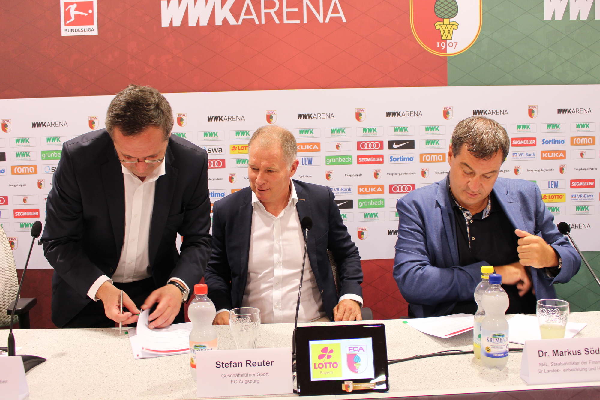 Josef Müller, Stefan Reuter, Markus Söder bei der Vertragsunterzeichnung. Foto: Iris Zeilnhofer/B4B WIRTSCHAFTSLEBEN SCHWABEN